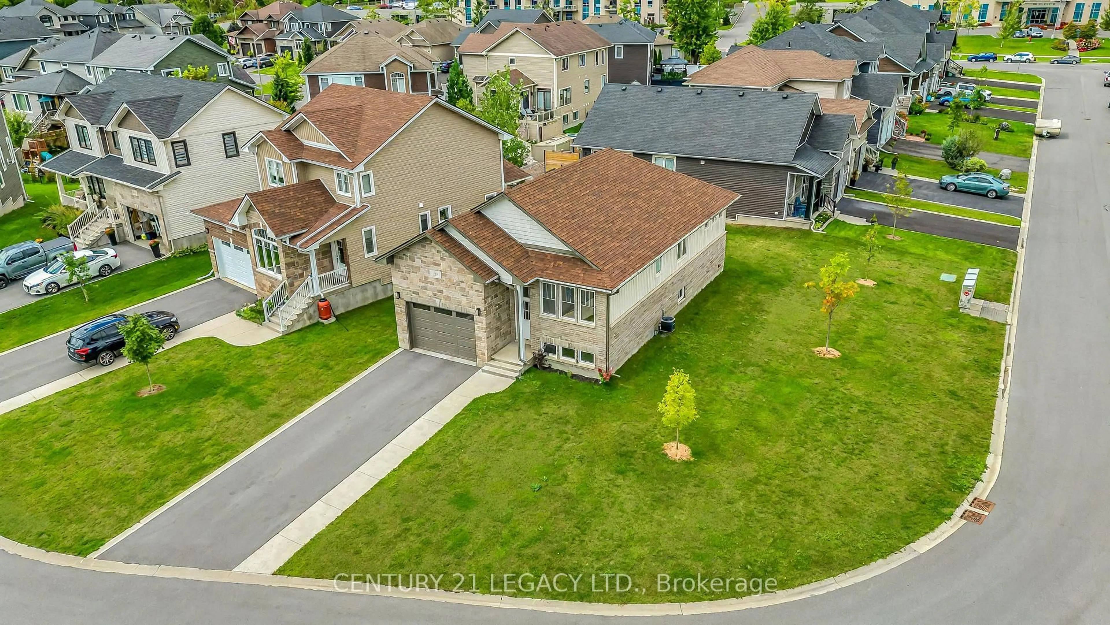 A pic from outside/outdoor area/front of a property/back of a property/a pic from drone, street for 245 Mill Pond Pl, Kingston Ontario K7M 0C9