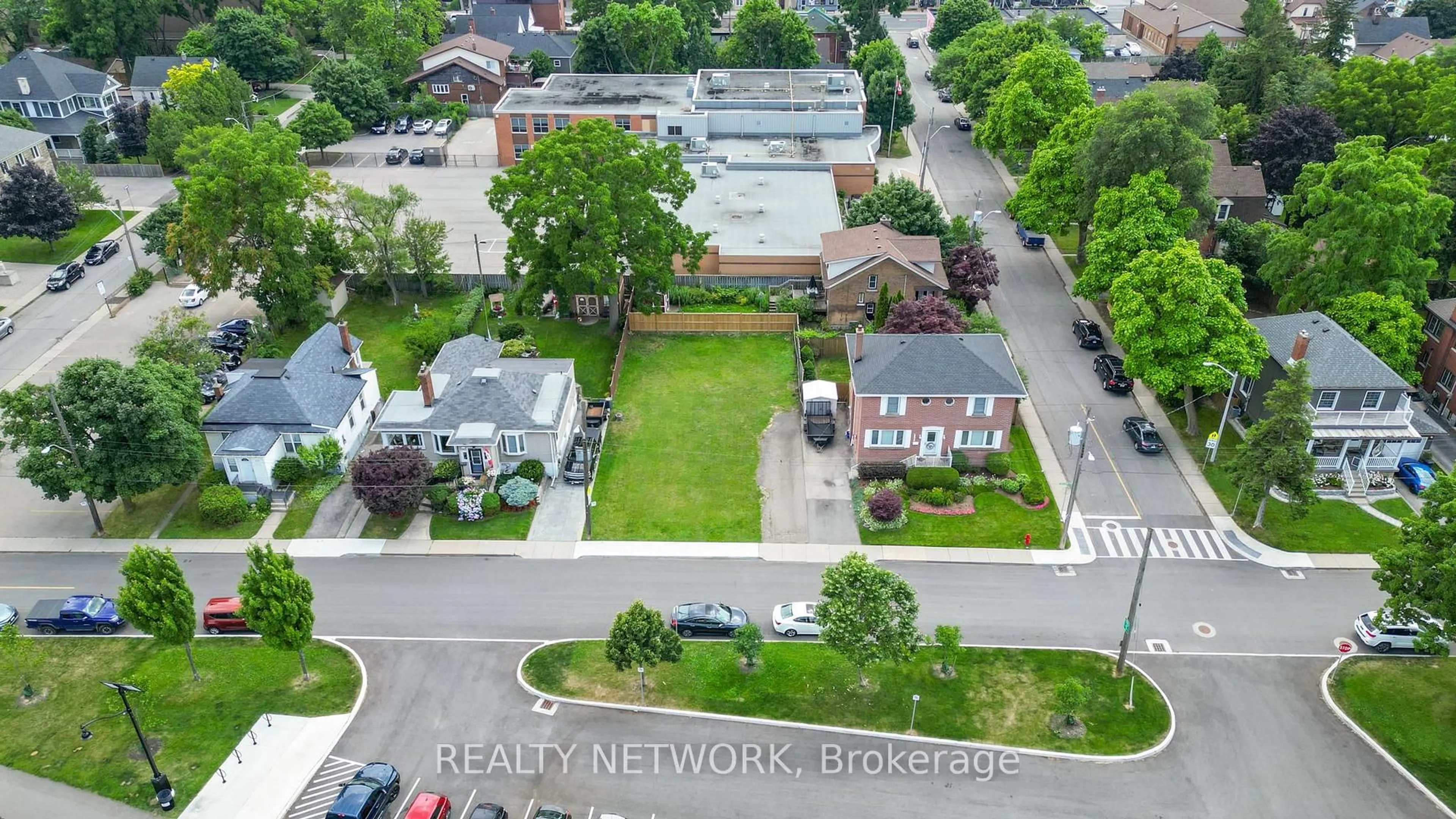 A pic from outside/outdoor area/front of a property/back of a property/a pic from drone, street for 238 Mountain Park Ave, Hamilton Ontario L8V 1A4