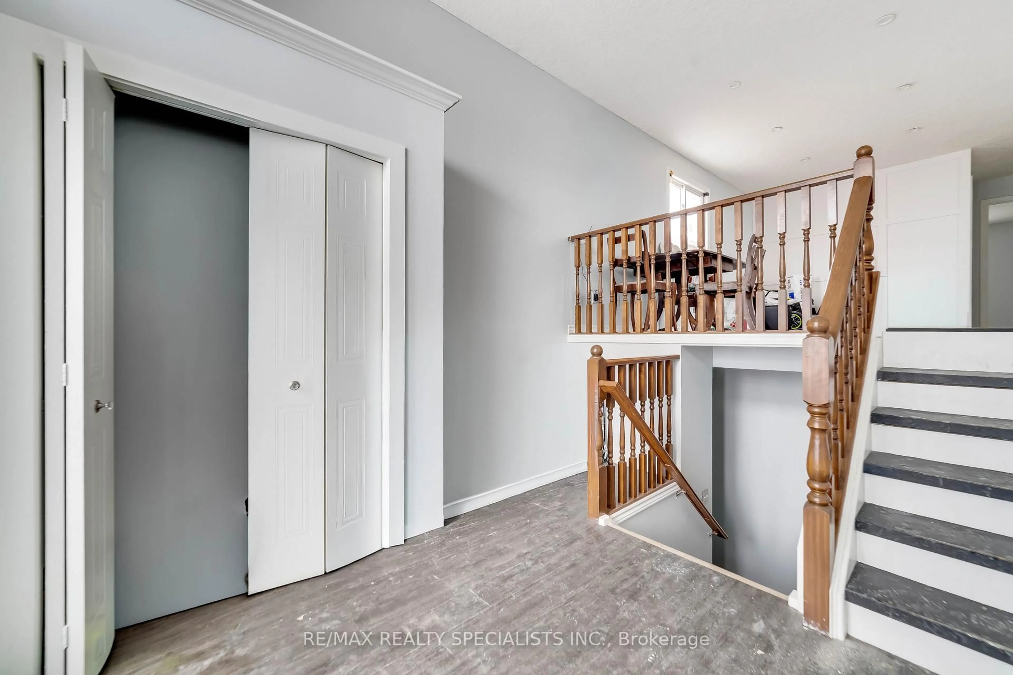 Indoor entryway for 1002 Blythwood Rd, London North Ontario N6H 5W1