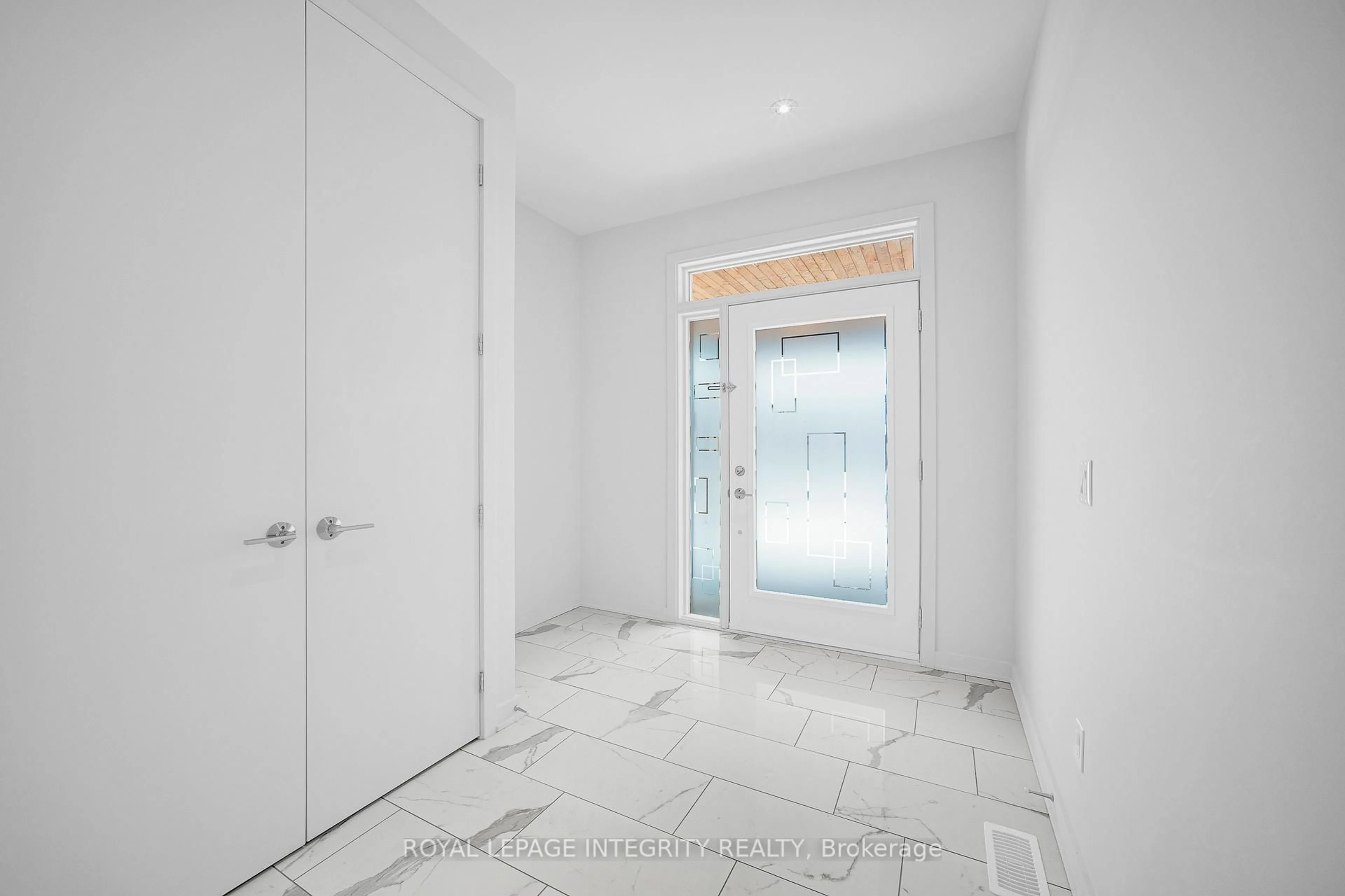 Indoor foyer for 899 Ralph Hennessy Ave, Ottawa Ontario K1X 0B1