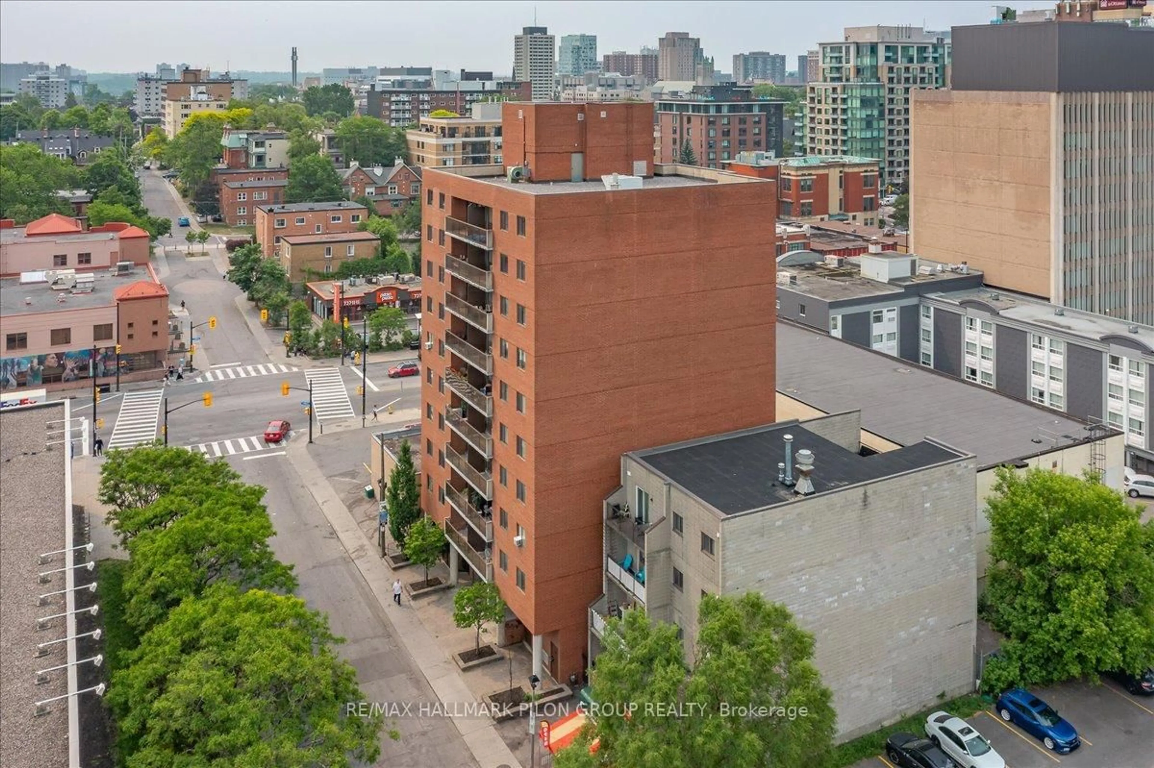 A pic from outside/outdoor area/front of a property/back of a property/a pic from drone, city buildings view from balcony for 154 Nelson St #902, Ottawa Ontario K1N 7R5
