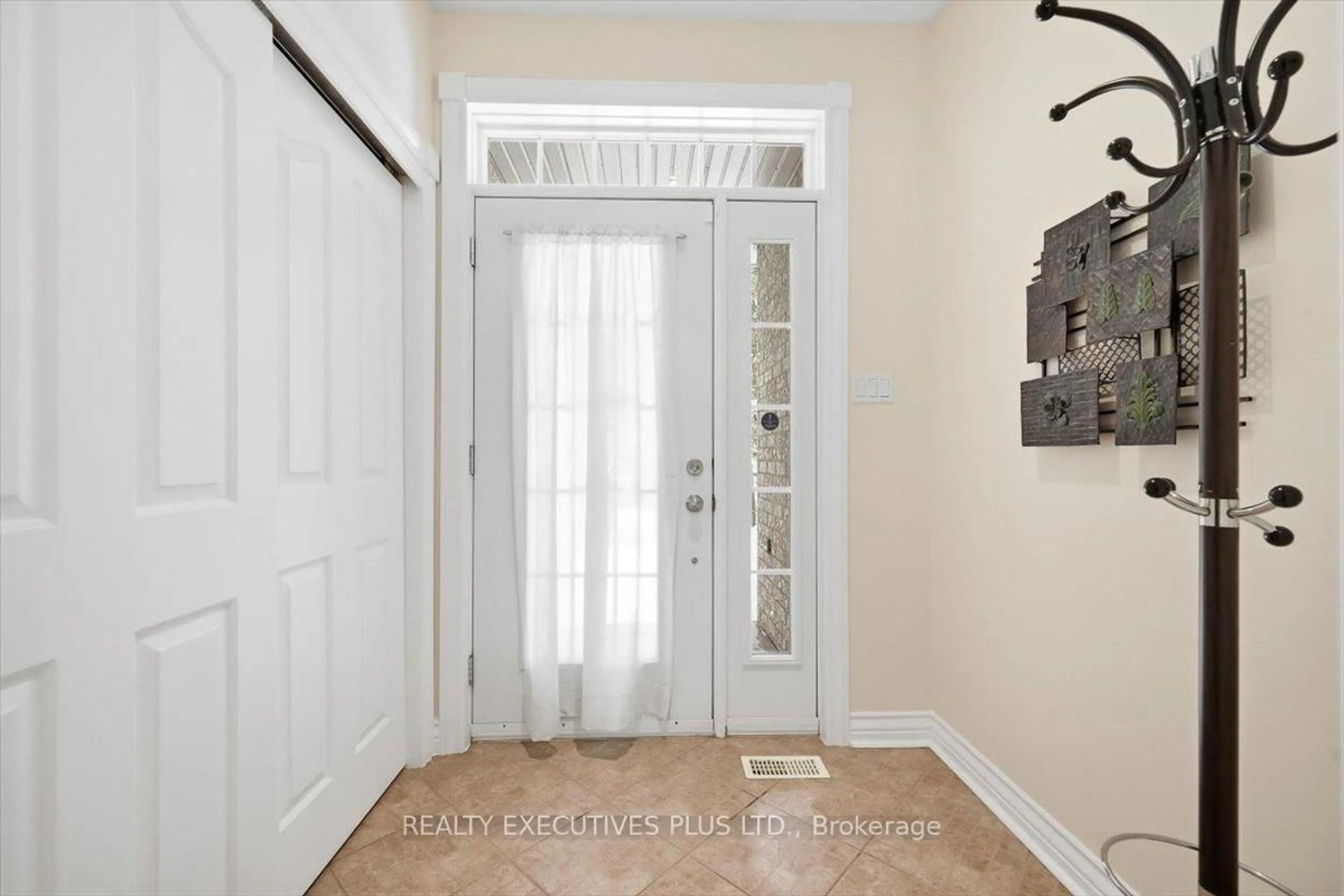 Indoor entryway for 2660 Dubois St, Clarence-Rockland Ontario K4K 1K7