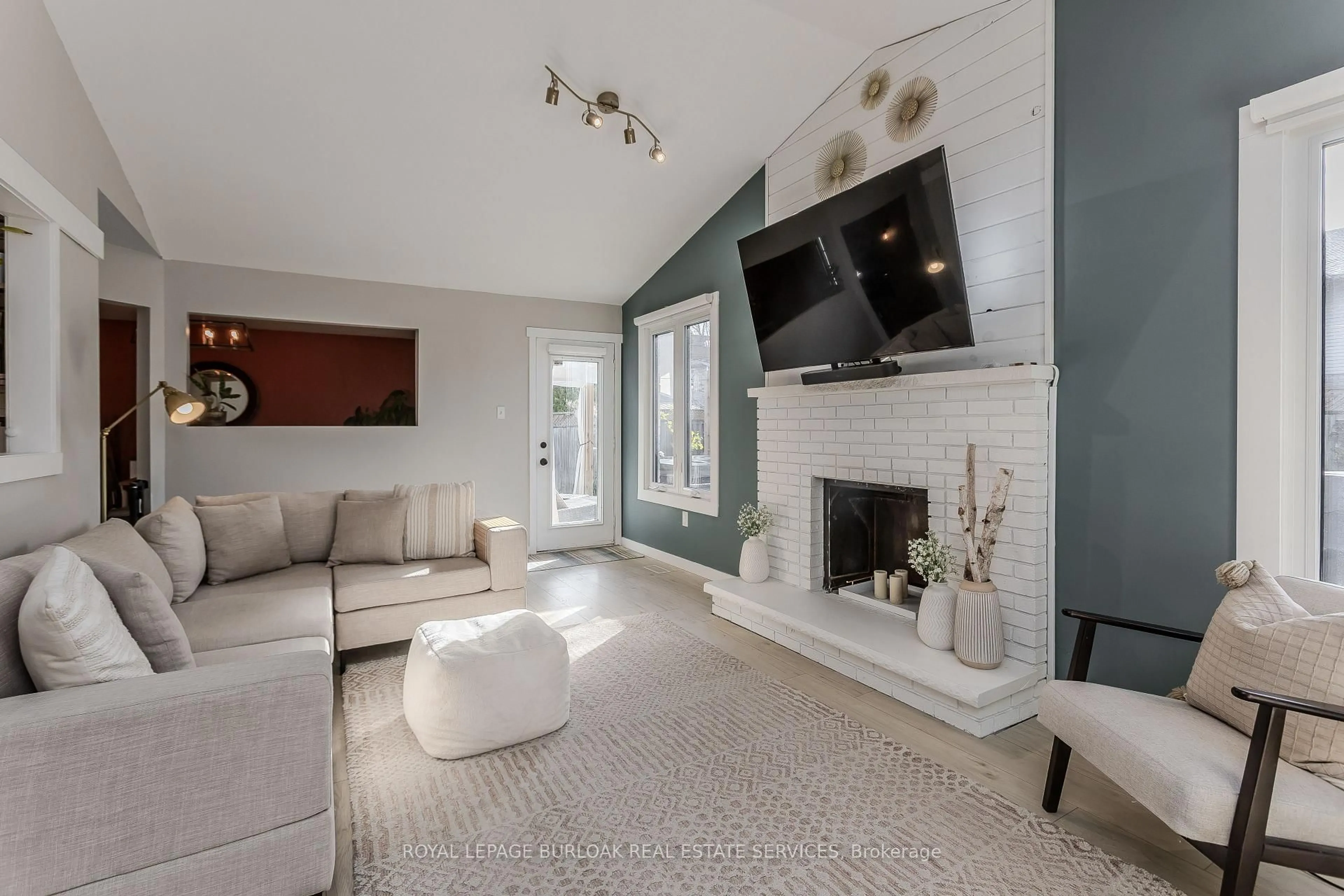 Living room with furniture, unknown for 347 Delancey Blvd, Hamilton Ontario L9B 2B4