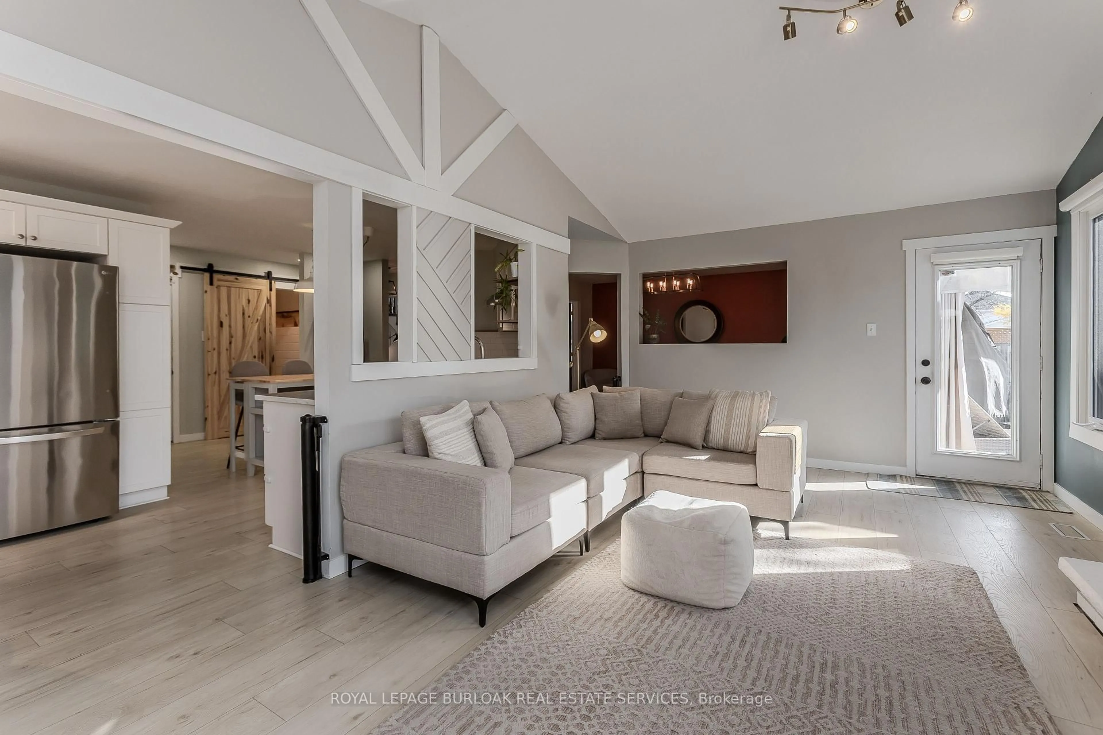 Living room with furniture, unknown for 347 Delancey Blvd, Hamilton Ontario L9B 2B4