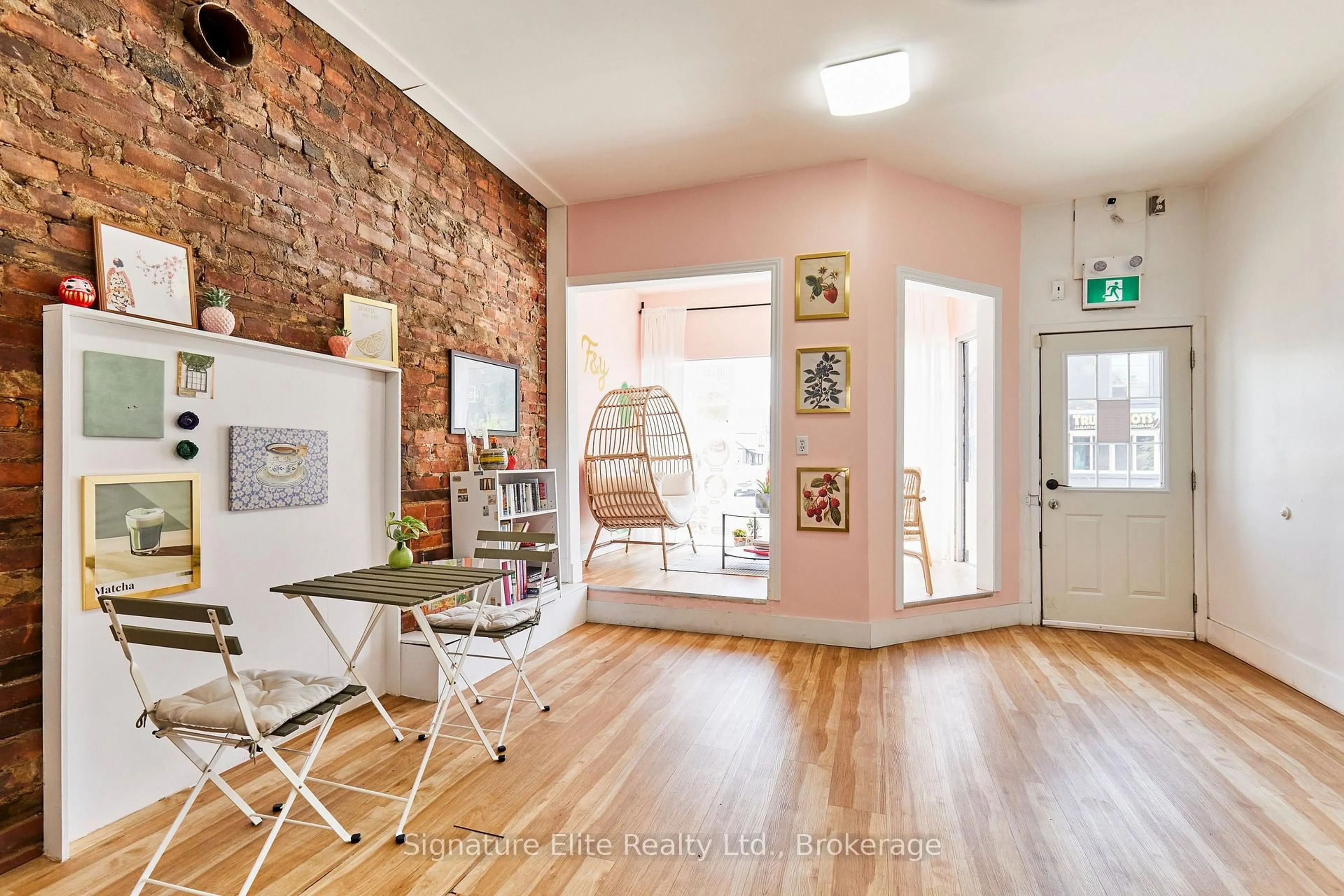 Indoor entryway for 363 Barton St, Hamilton Ontario L8L 2X8