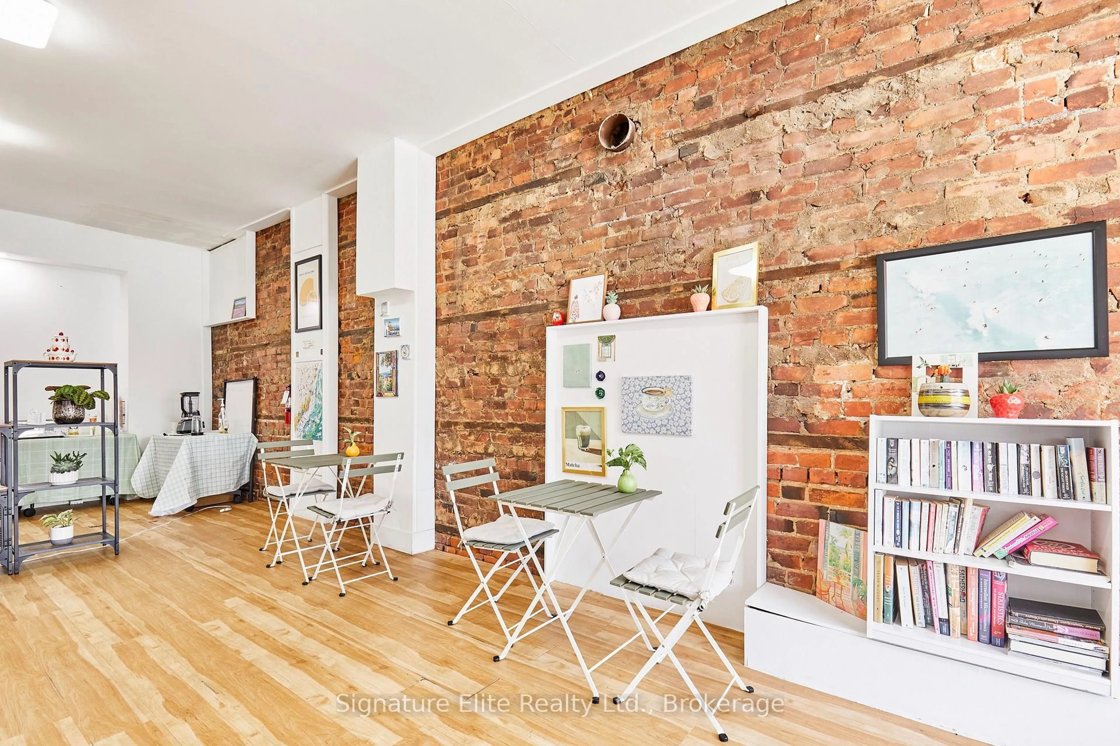 Dining room, unknown for 363 Barton St, Hamilton Ontario L8L 2X8