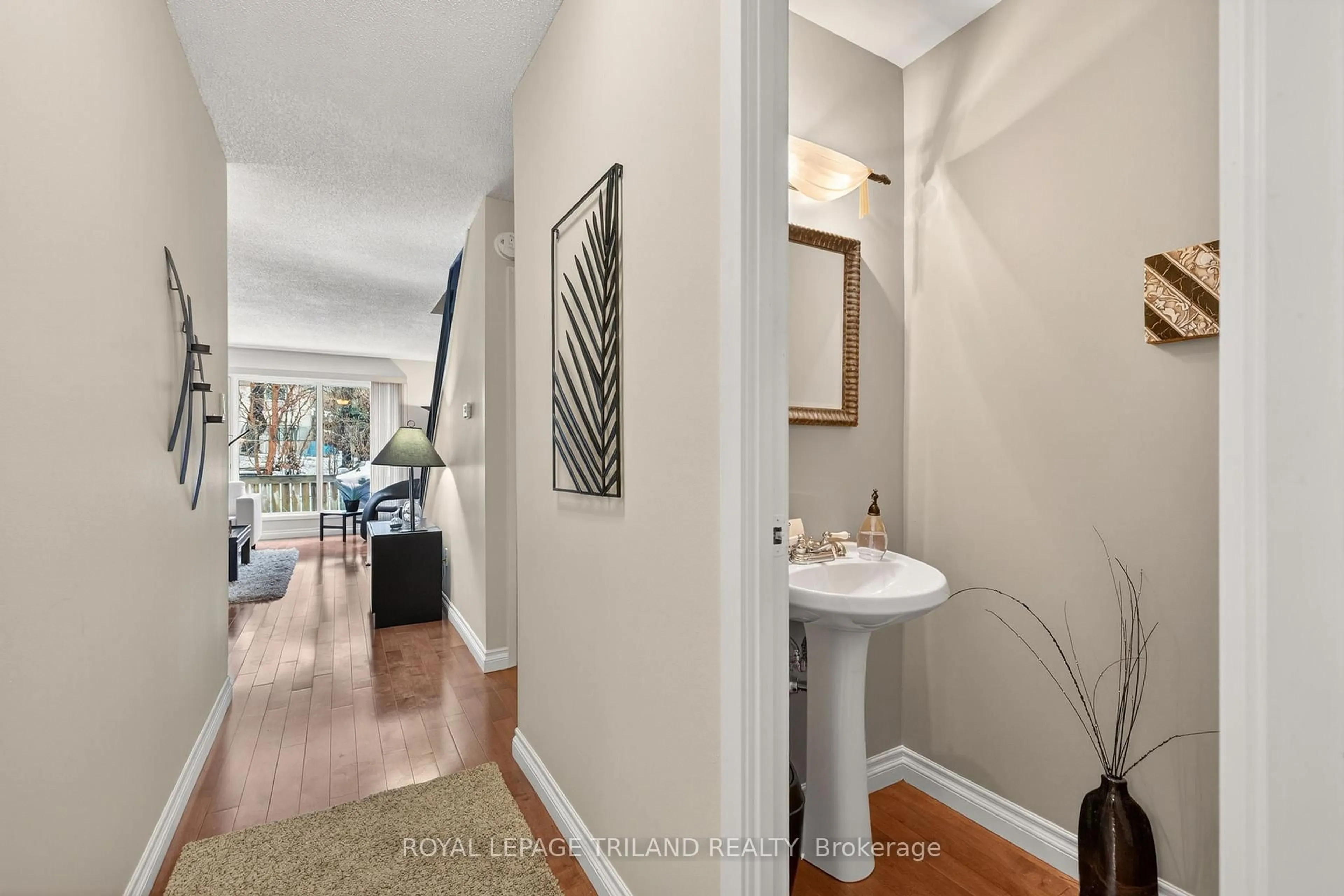 Indoor entryway for 676 Wonderland Rd #39, London South Ontario N6H 4Y8