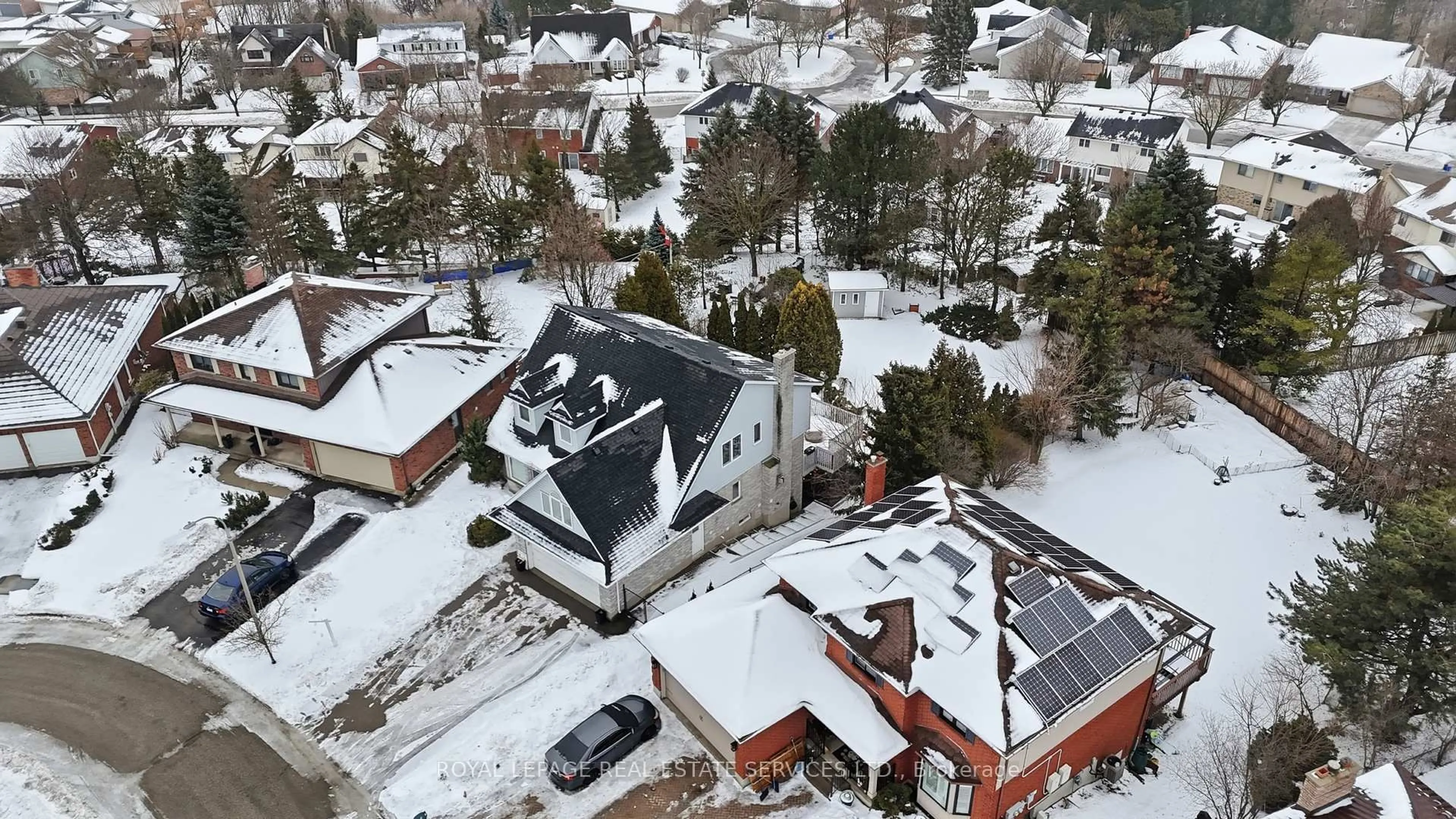 A pic from outside/outdoor area/front of a property/back of a property/a pic from drone, street for 239 Rolling Acres Crt, Kitchener Ontario N2A 3W5