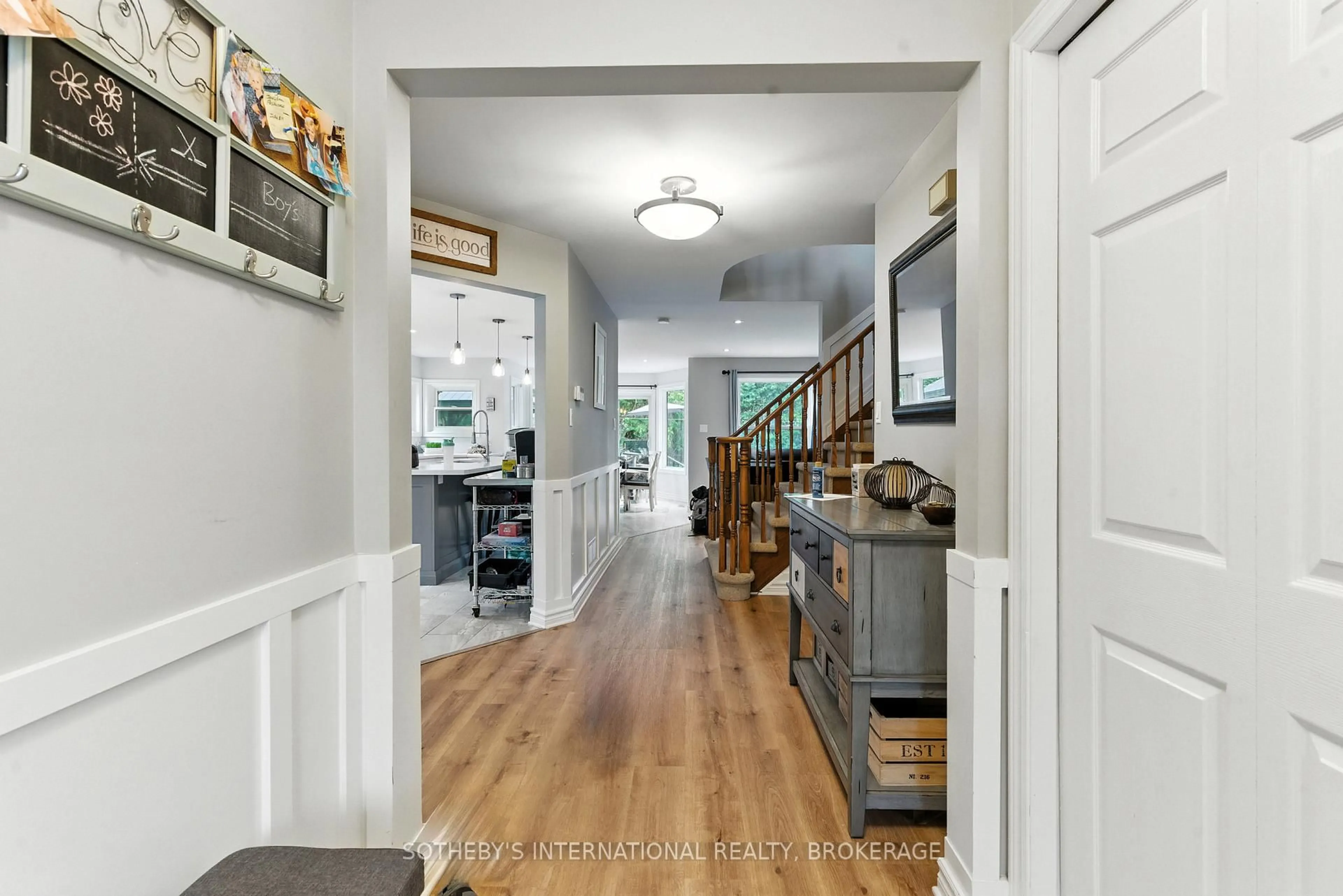 Indoor entryway for 32 STERLING St, St. Catharines Ontario L2S 3T2