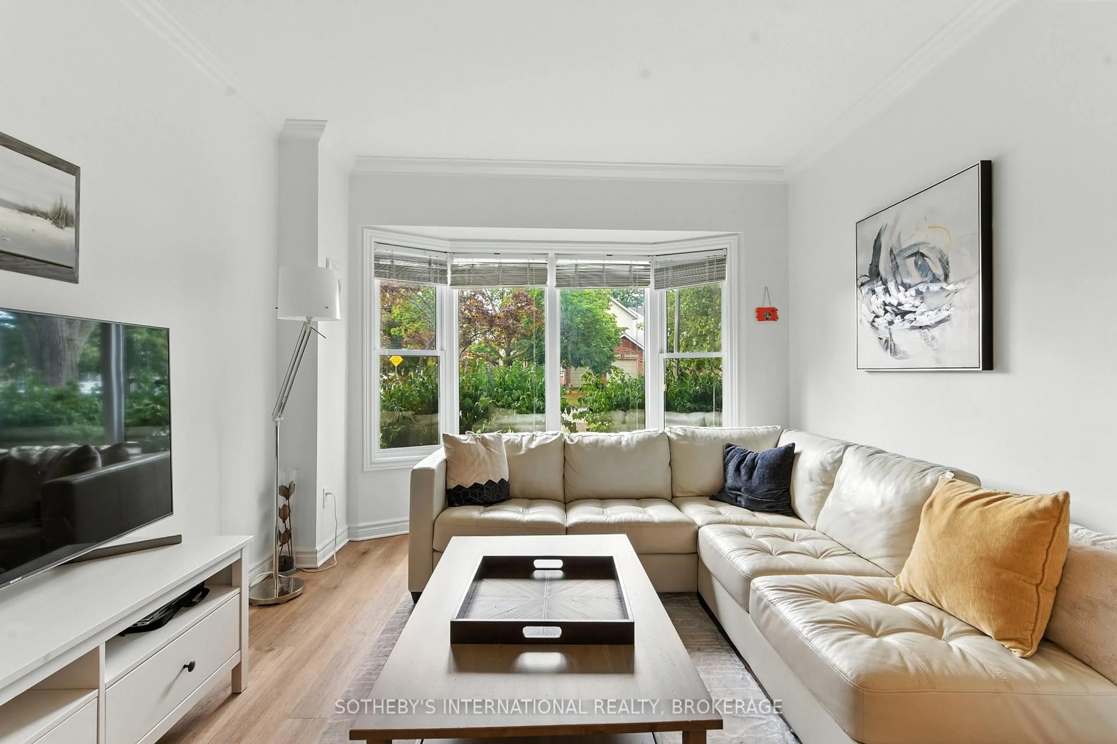 Living room with furniture, unknown for 32 STERLING St, St. Catharines Ontario L2S 3T2