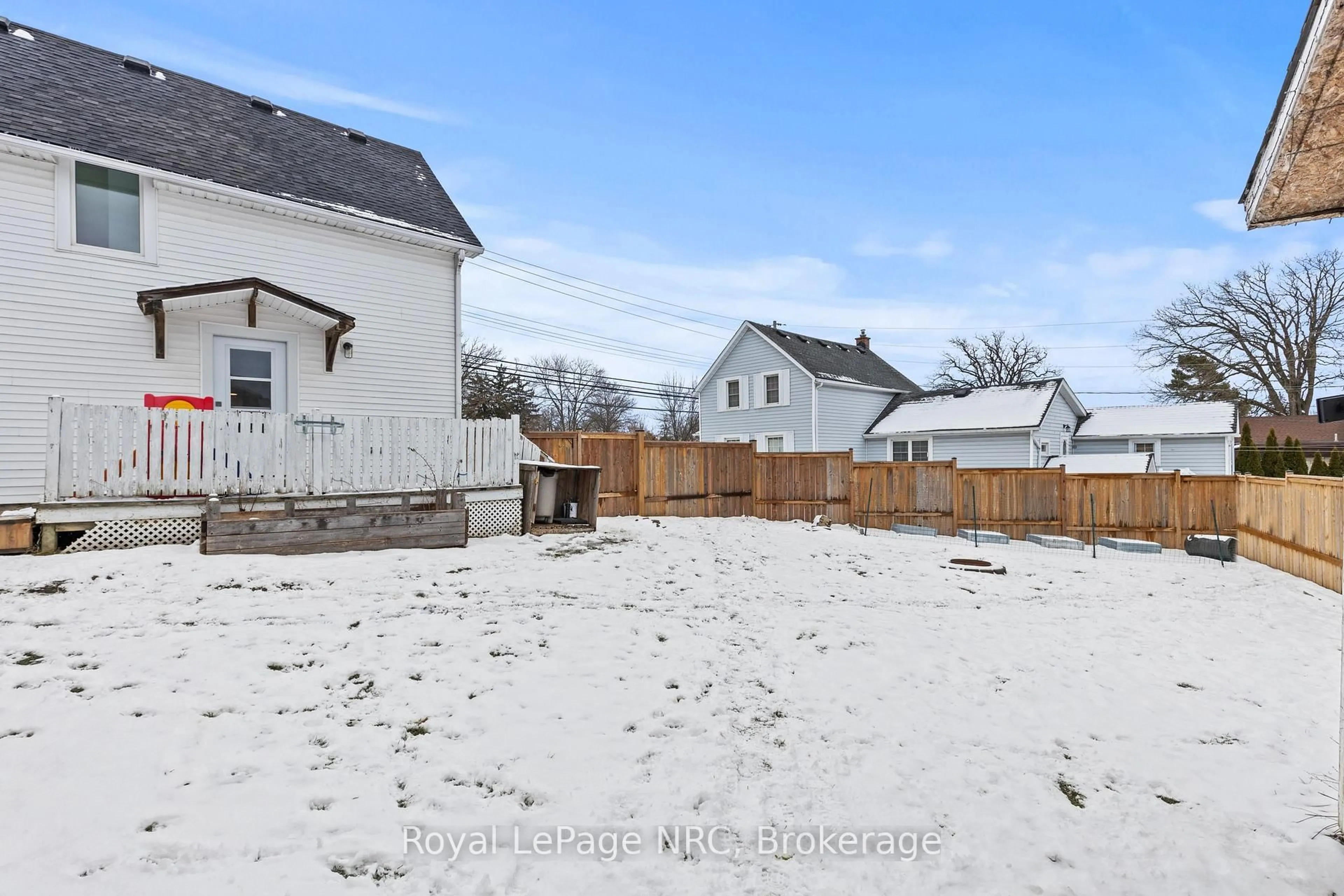 A pic from outside/outdoor area/front of a property/back of a property/a pic from drone, unknown for 160 St Catharine St, West Lincoln Ontario L0R 2A0