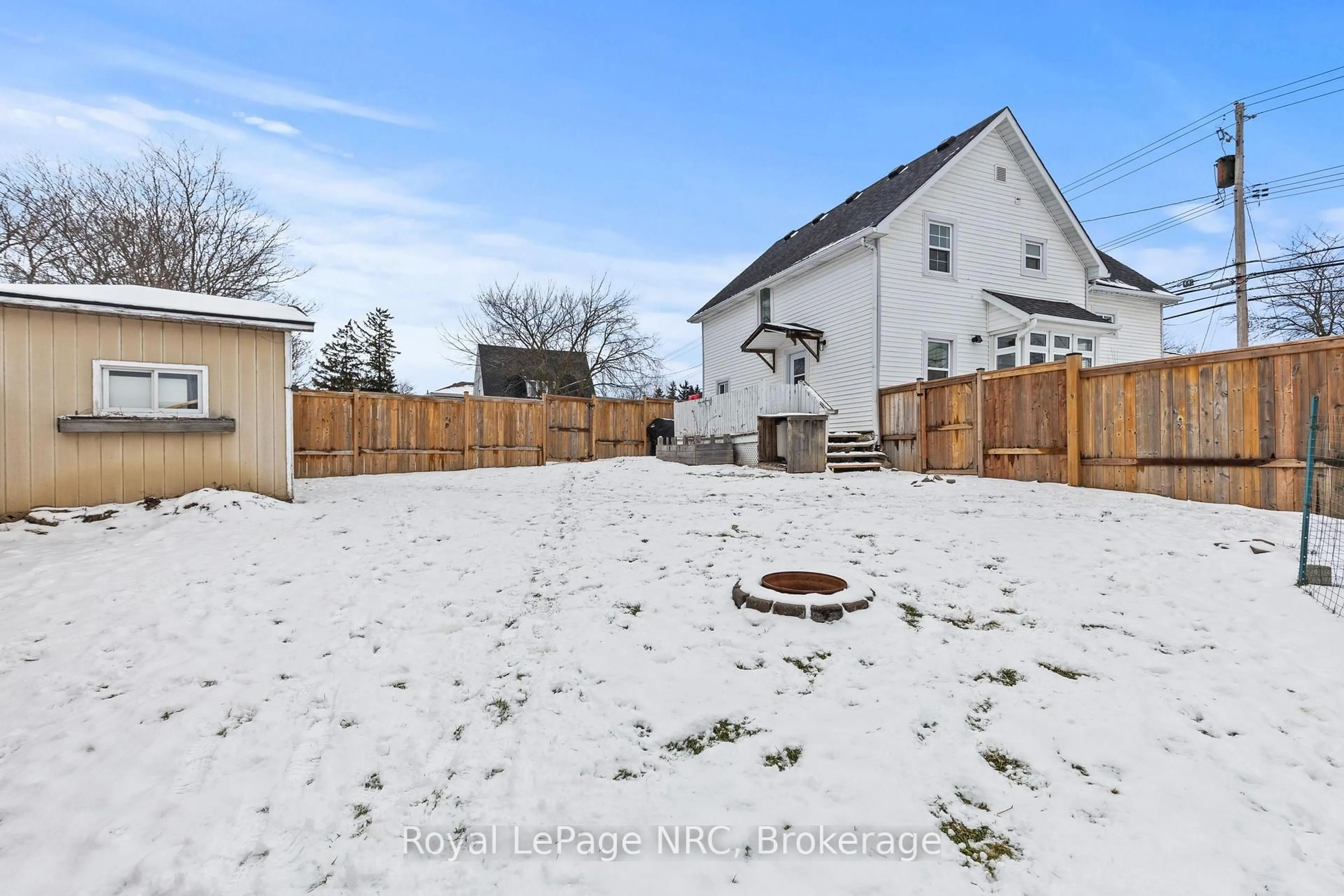 A pic from outside/outdoor area/front of a property/back of a property/a pic from drone, street for 160 St Catharine St, West Lincoln Ontario L0R 2A0