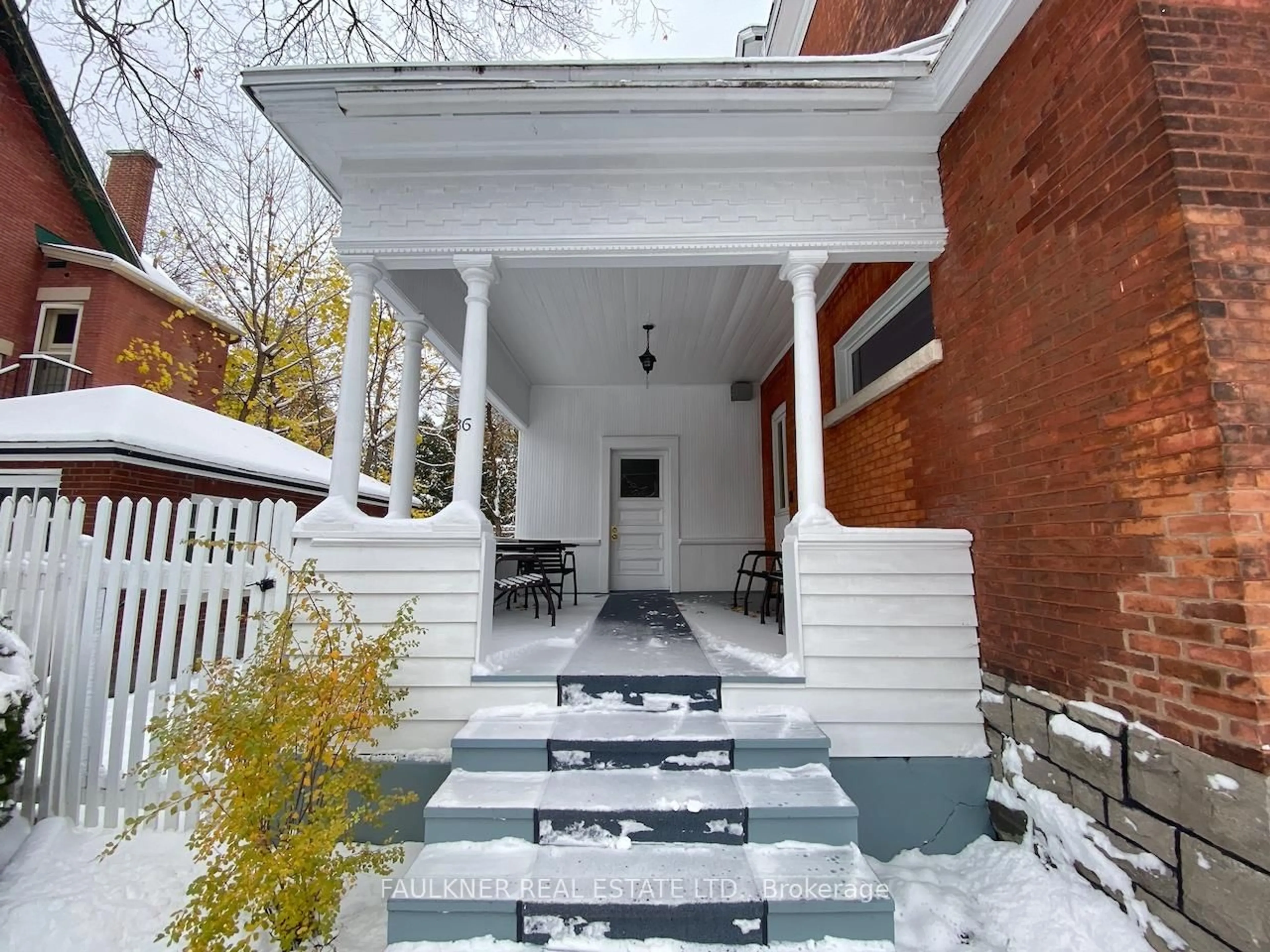 Patio, street for 137 Cartier St, Ottawa Ontario K2P 1K7