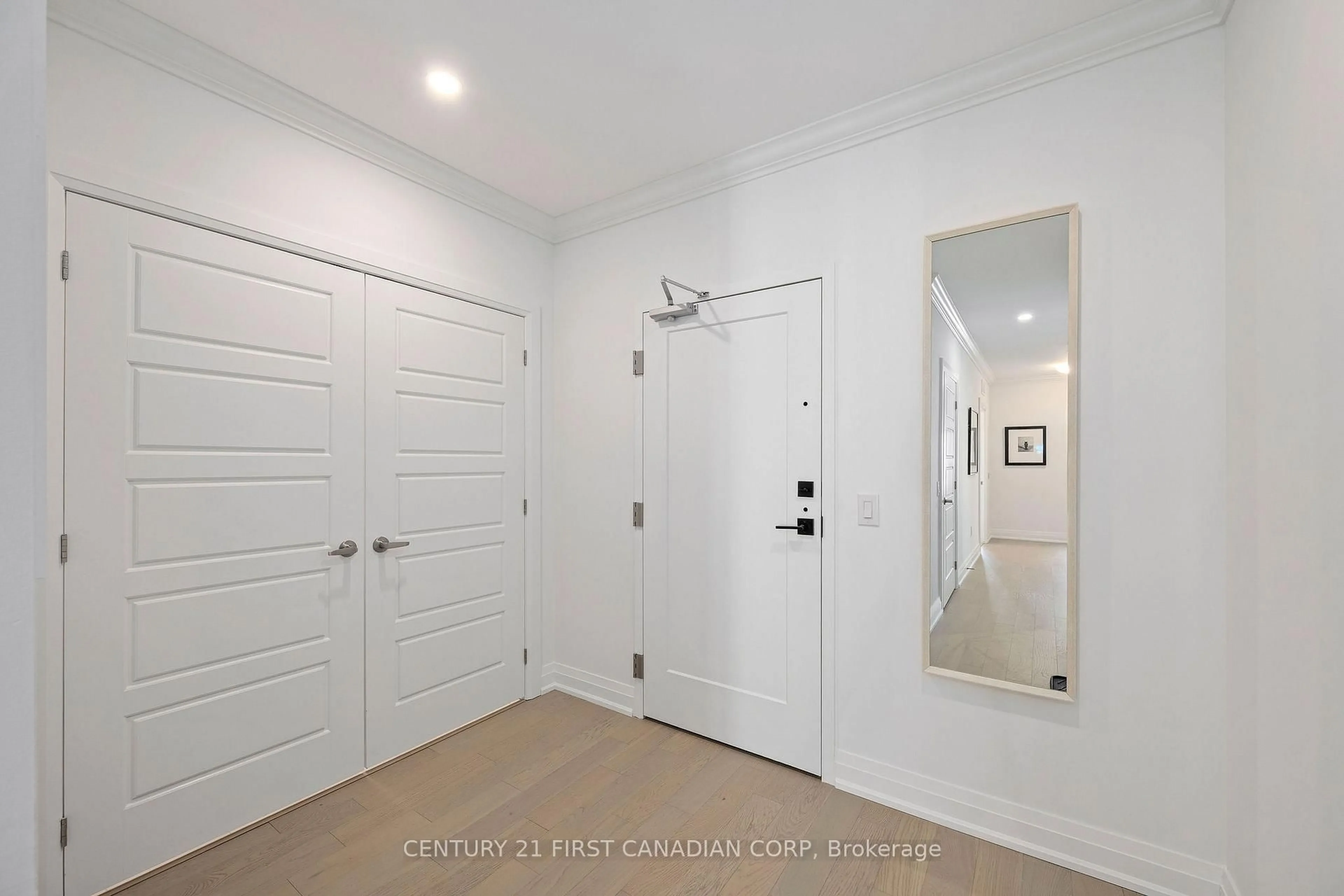 Indoor entryway for 1975 FOUNTAIN GRASS Dr #211, London South Ontario N6K 4P9