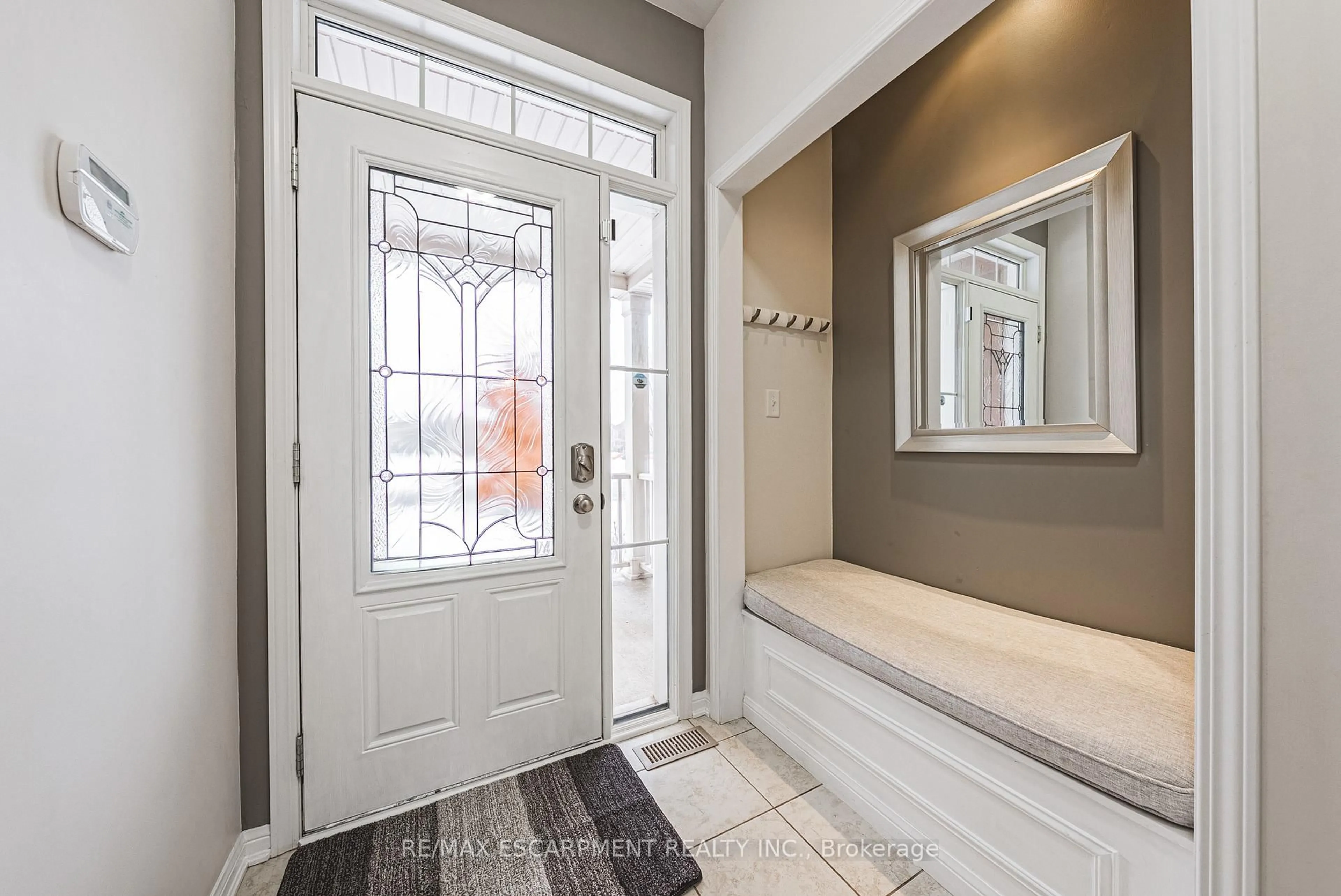 Indoor entryway for 85 Peer Crt, Hamilton Ontario L9K 0C5