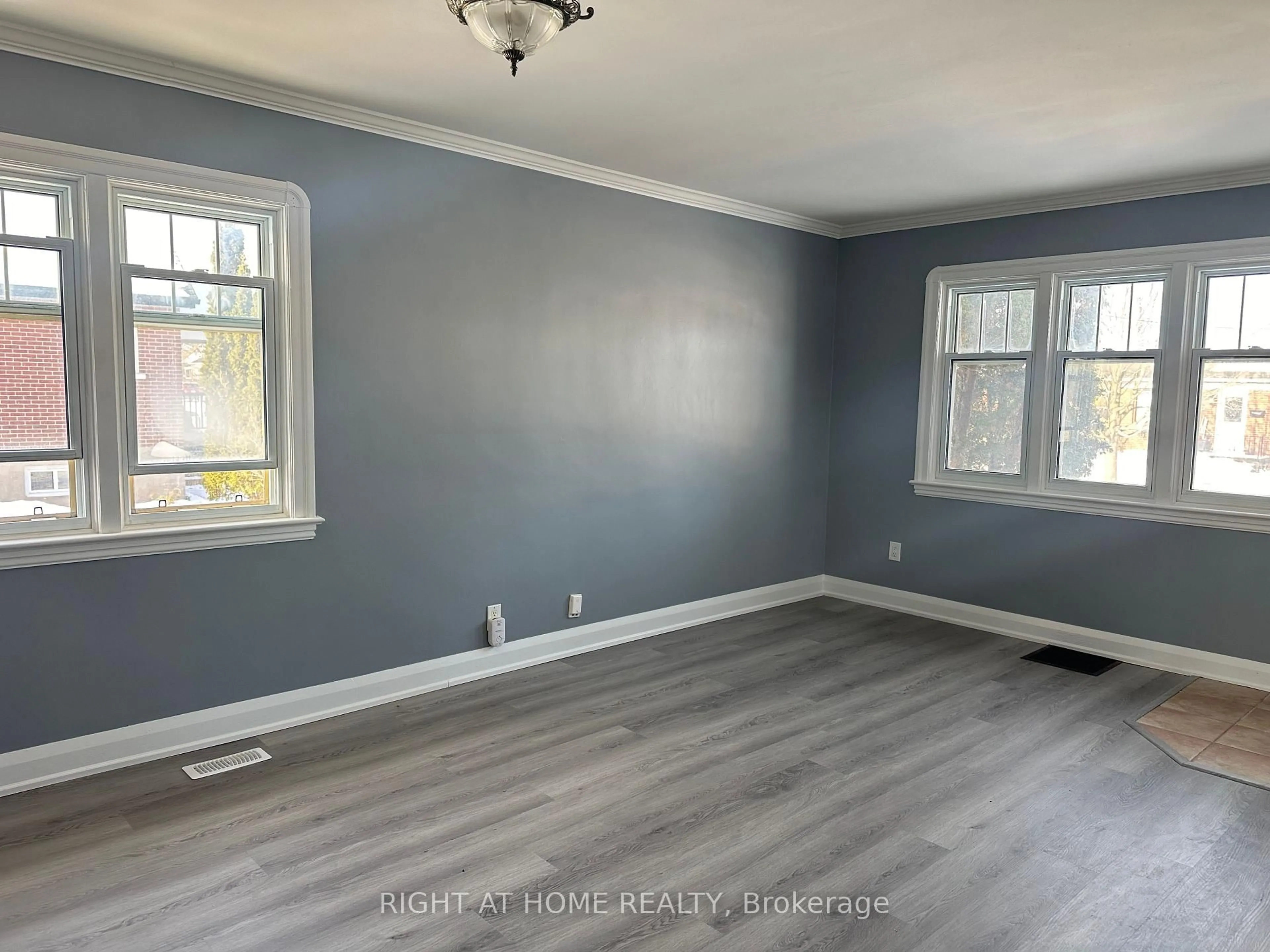 A pic of a room for 563 McCannan Ave, Peterborough Ontario K9J 4J7