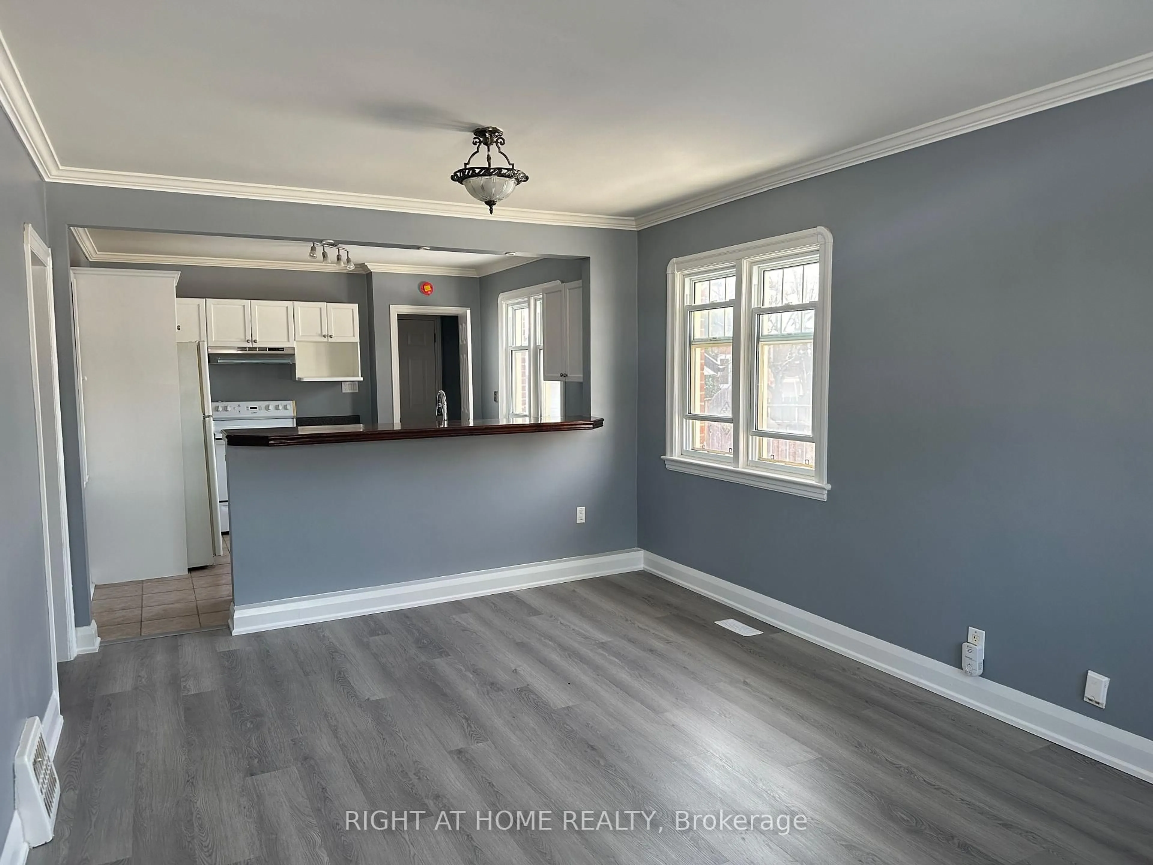 Unknown for 563 McCannan Ave, Peterborough Ontario K9J 4J7