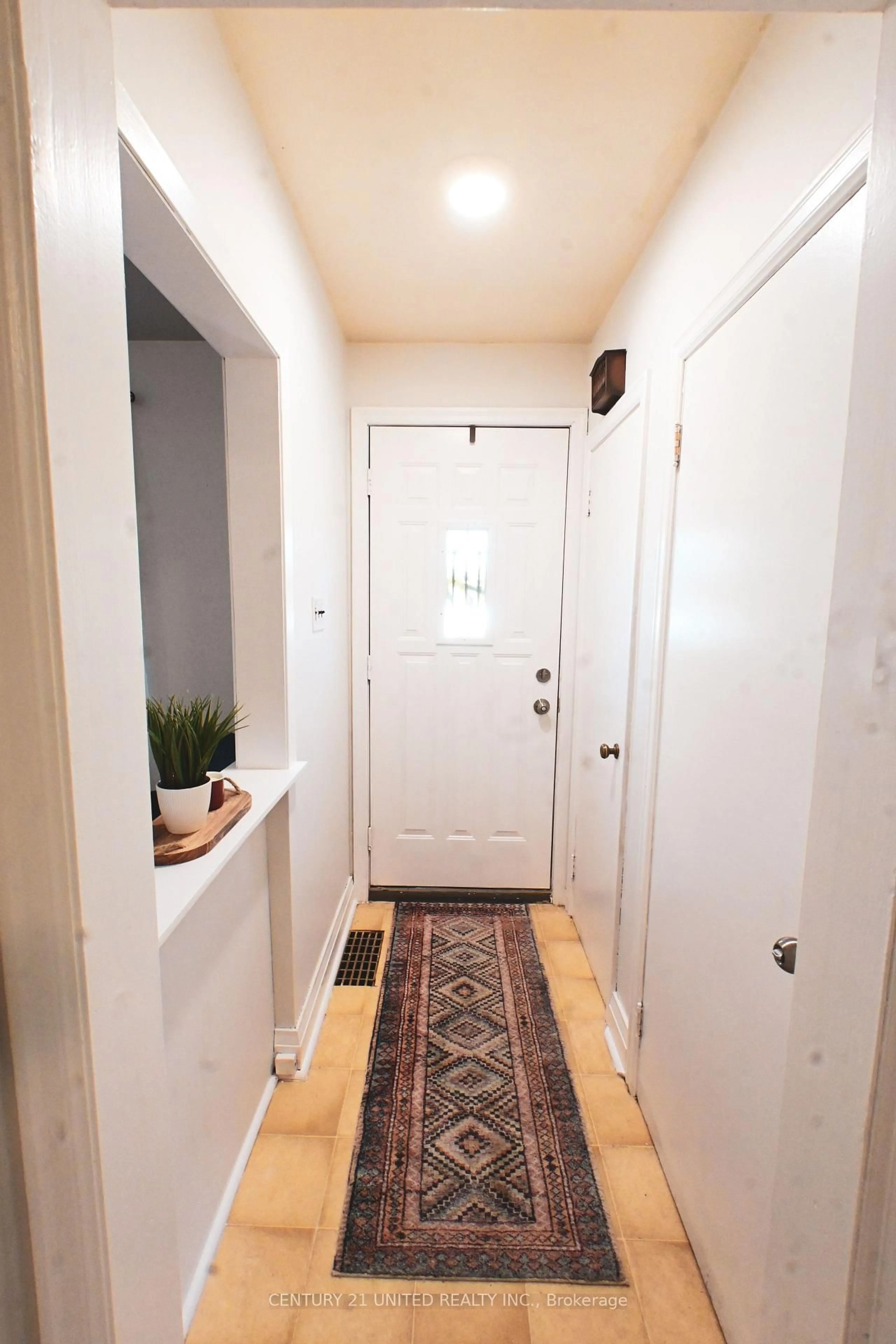 Indoor entryway for 567 O'Connell Rd, Peterborough Ontario K9J 4E2