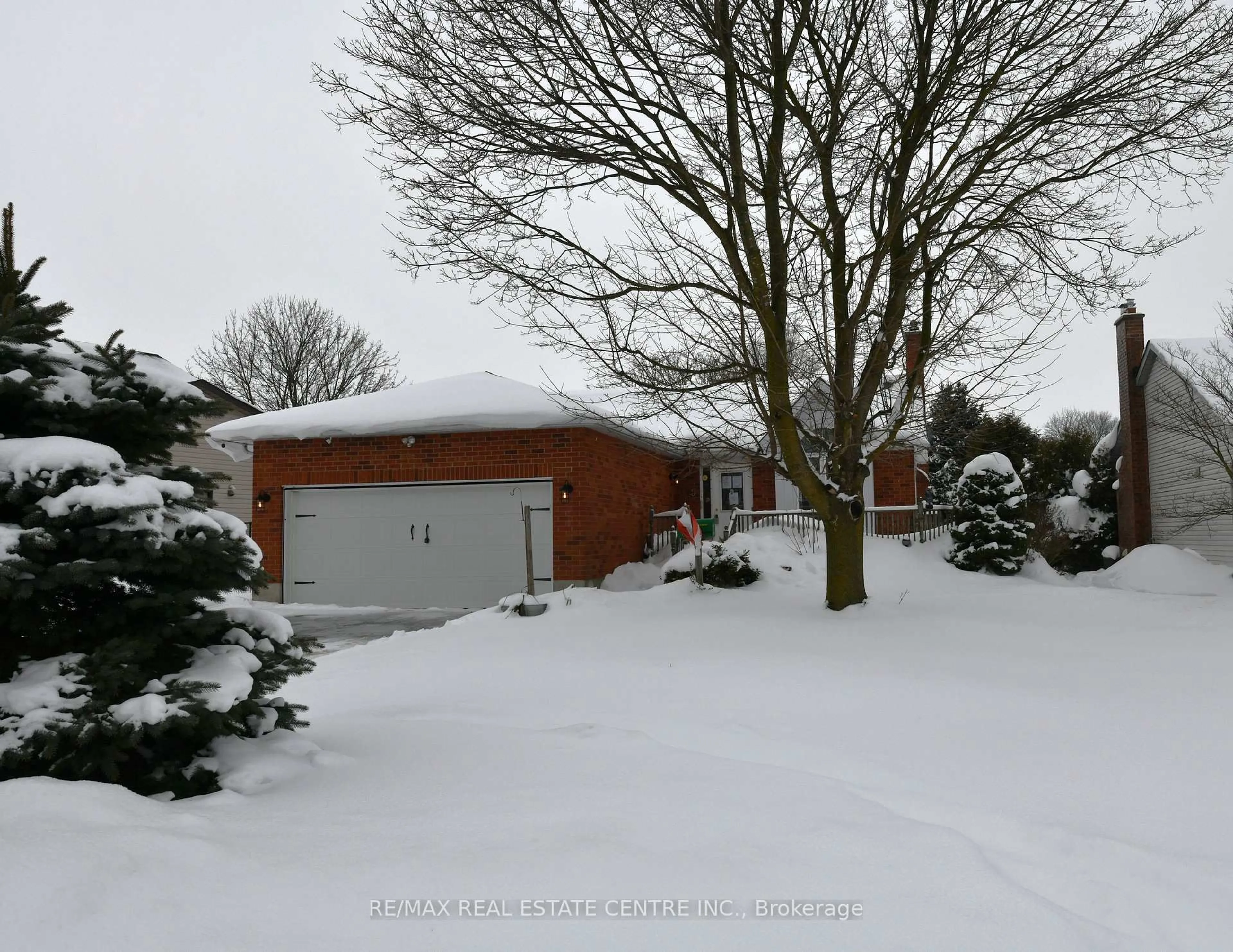 A pic from outside/outdoor area/front of a property/back of a property/a pic from drone, street for 115 Miller Cres, Minto Ontario N0G 2P0