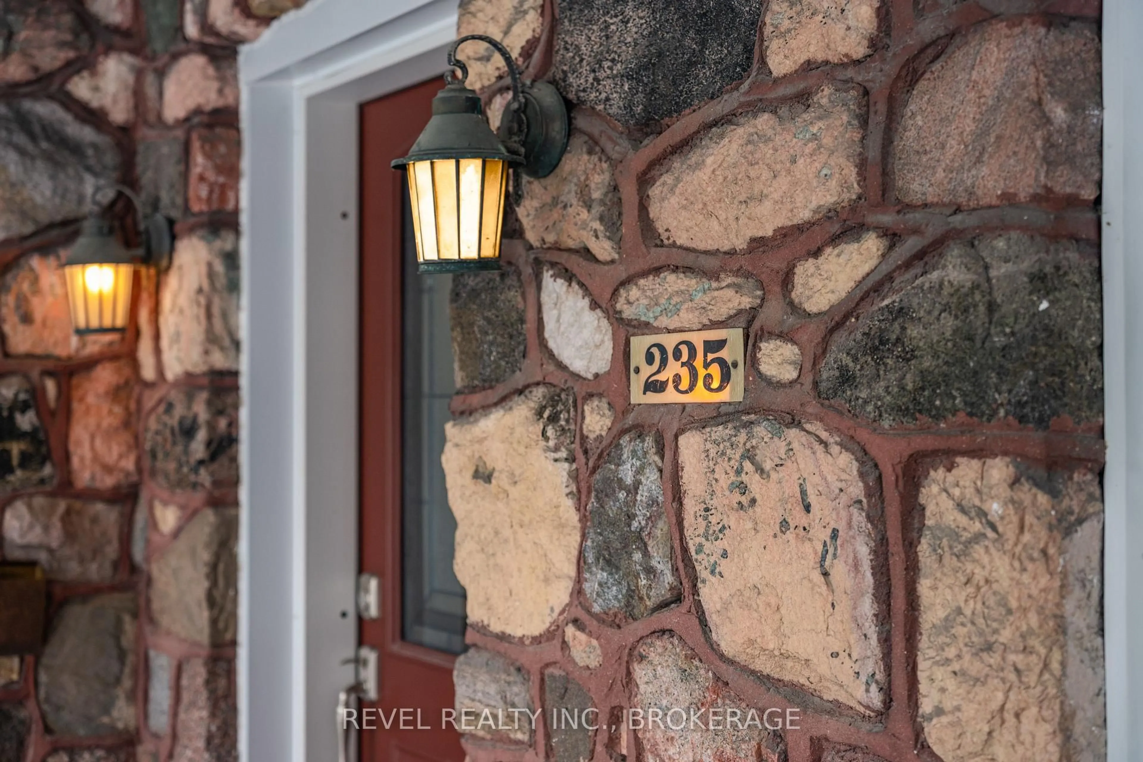 Indoor entryway for 235 Park St, Kingston Ontario K7L 1K4