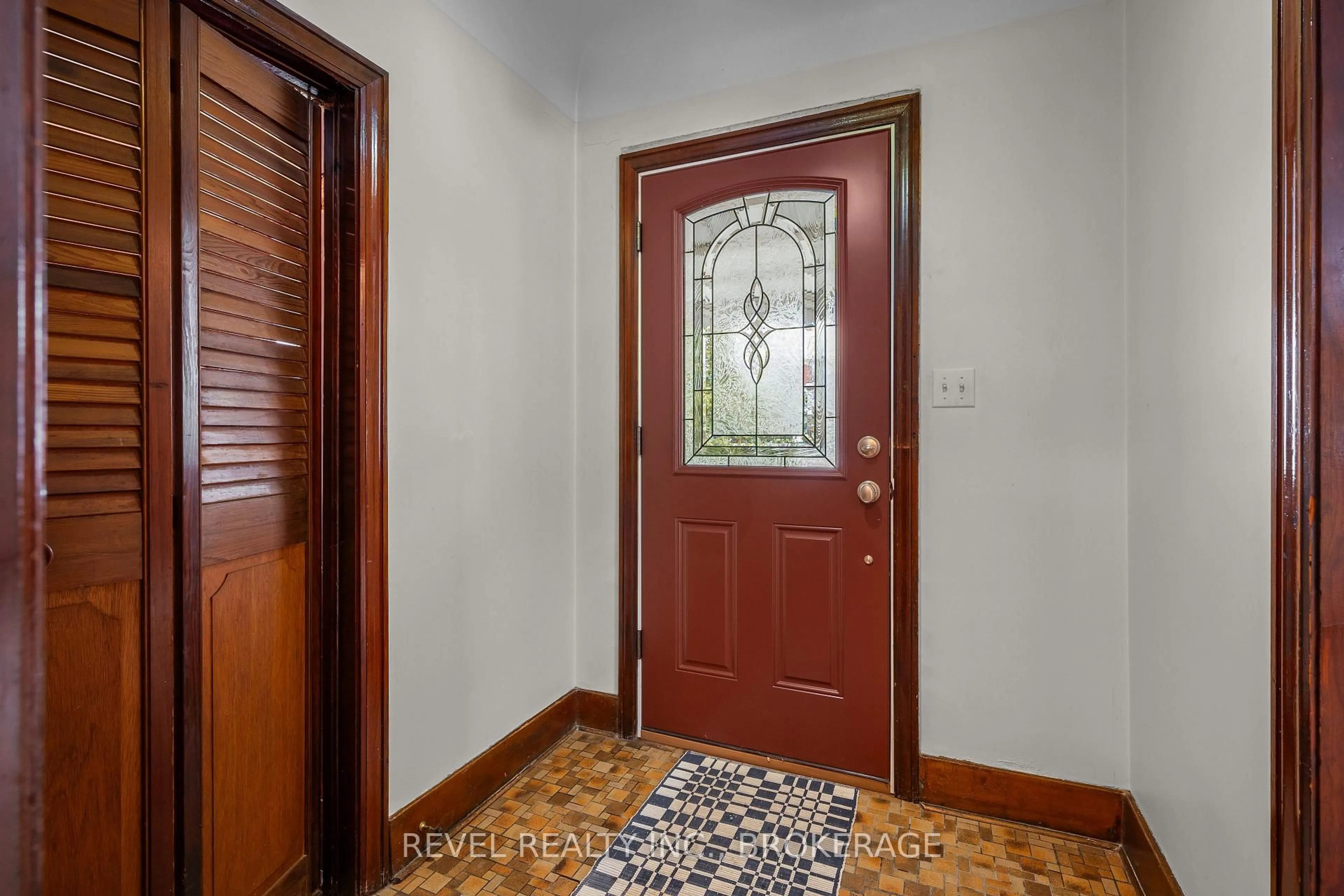 Indoor entryway for 235 Park St, Kingston Ontario K7L 1K4
