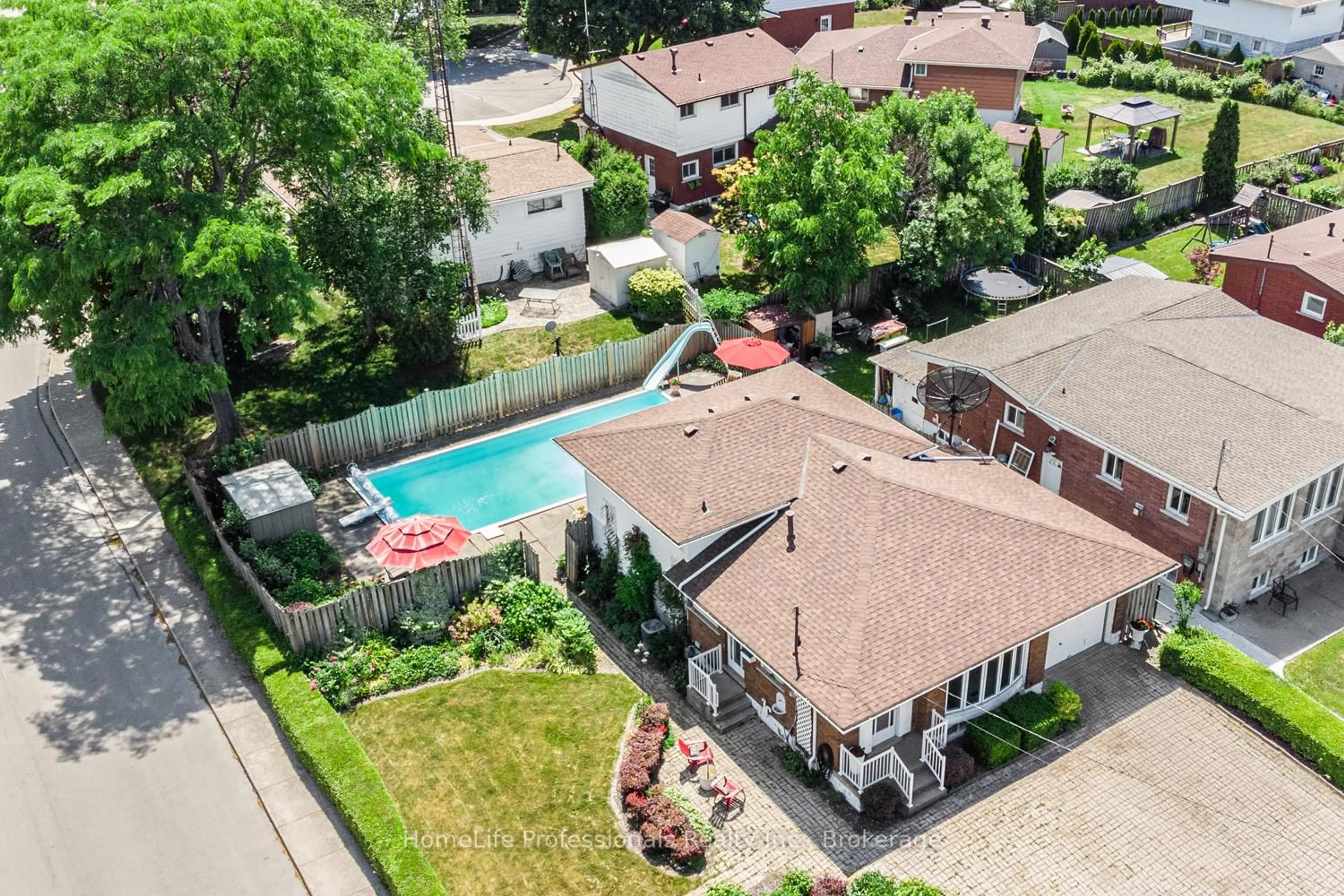 A pic from outside/outdoor area/front of a property/back of a property/a pic from drone, street for 86 Ranchdale Dr, Hamilton Ontario L8V 2M1