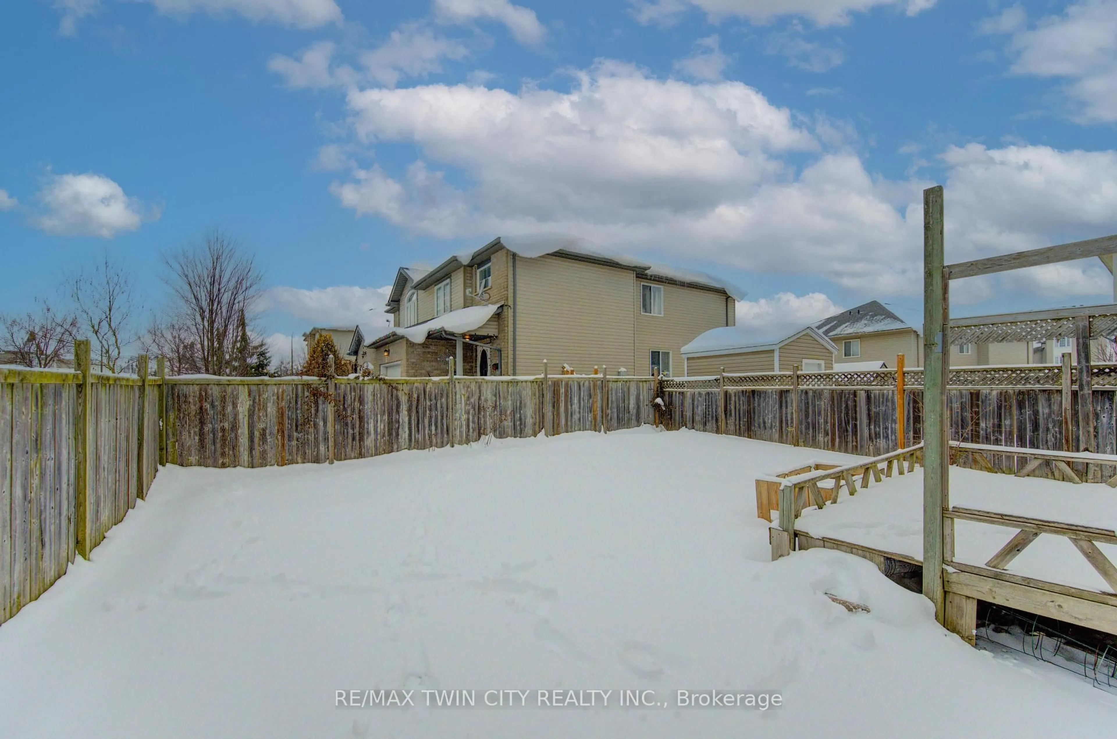 Patio, water/lake/river/ocean view for 40 Red Clover Cres, Kitchener Ontario N2E 4G8