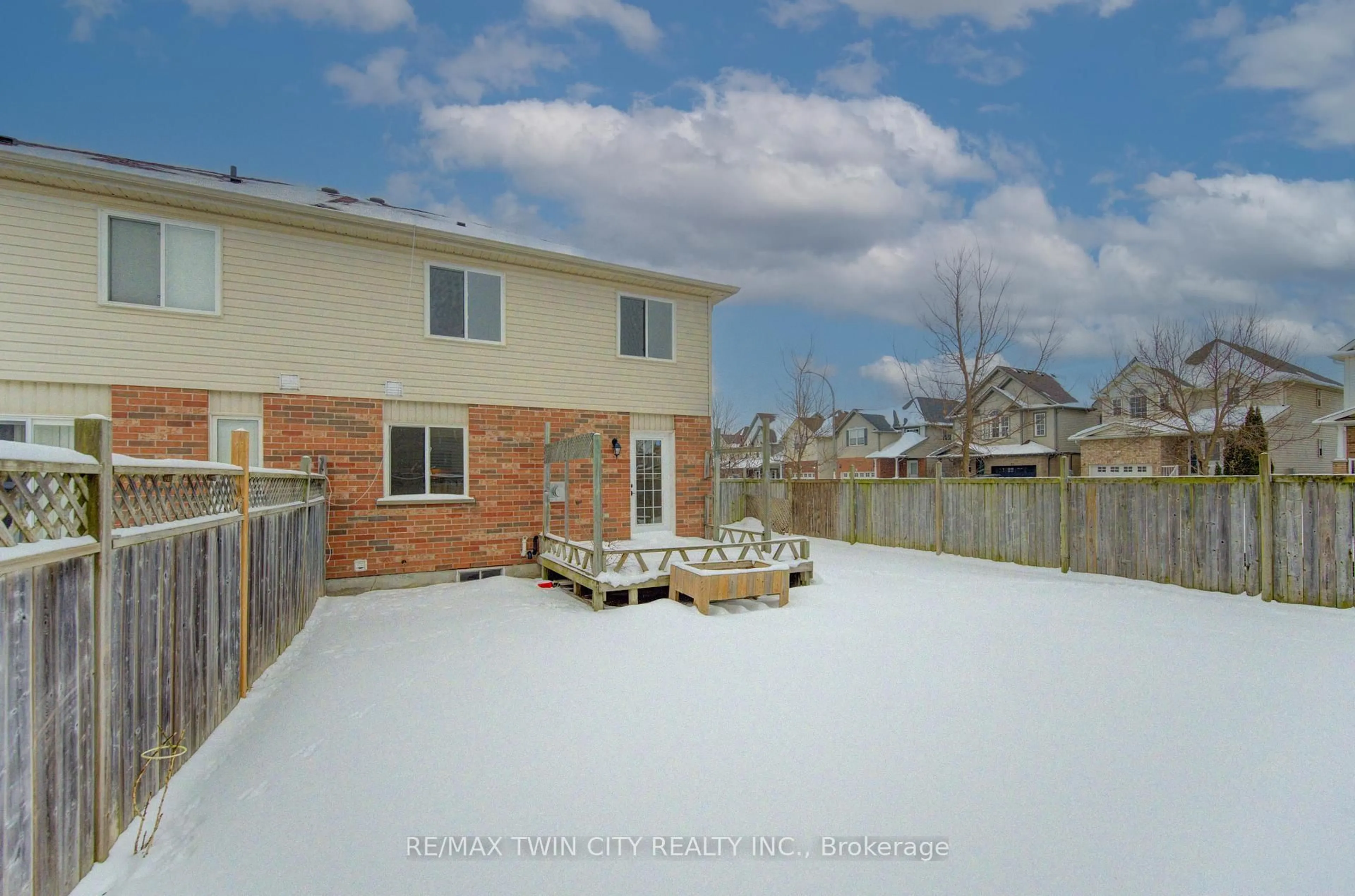 Patio, unknown for 40 Red Clover Cres, Kitchener Ontario N2E 4G8