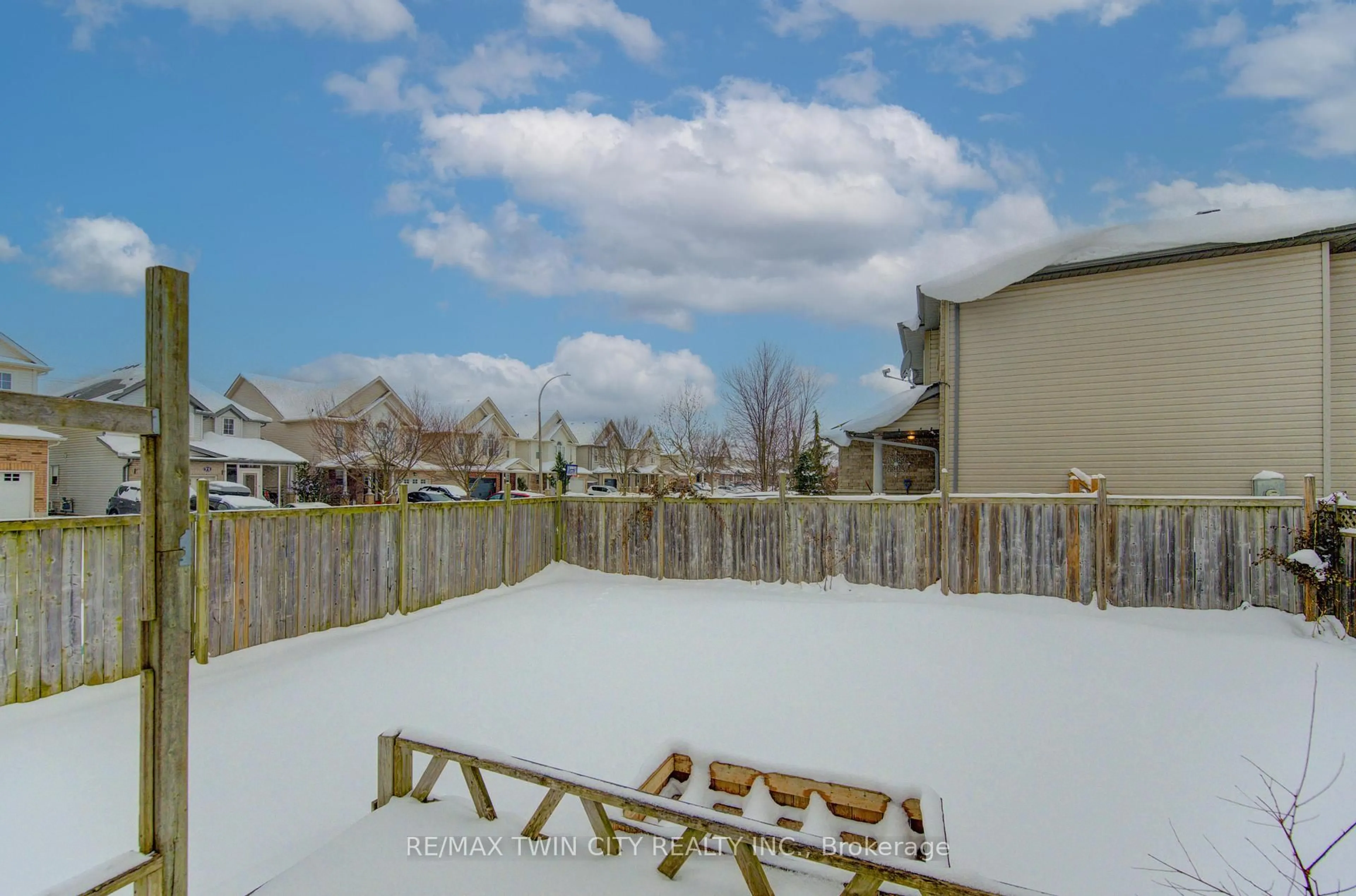 Patio, mountain view for 40 Red Clover Cres, Kitchener Ontario N2E 4G8
