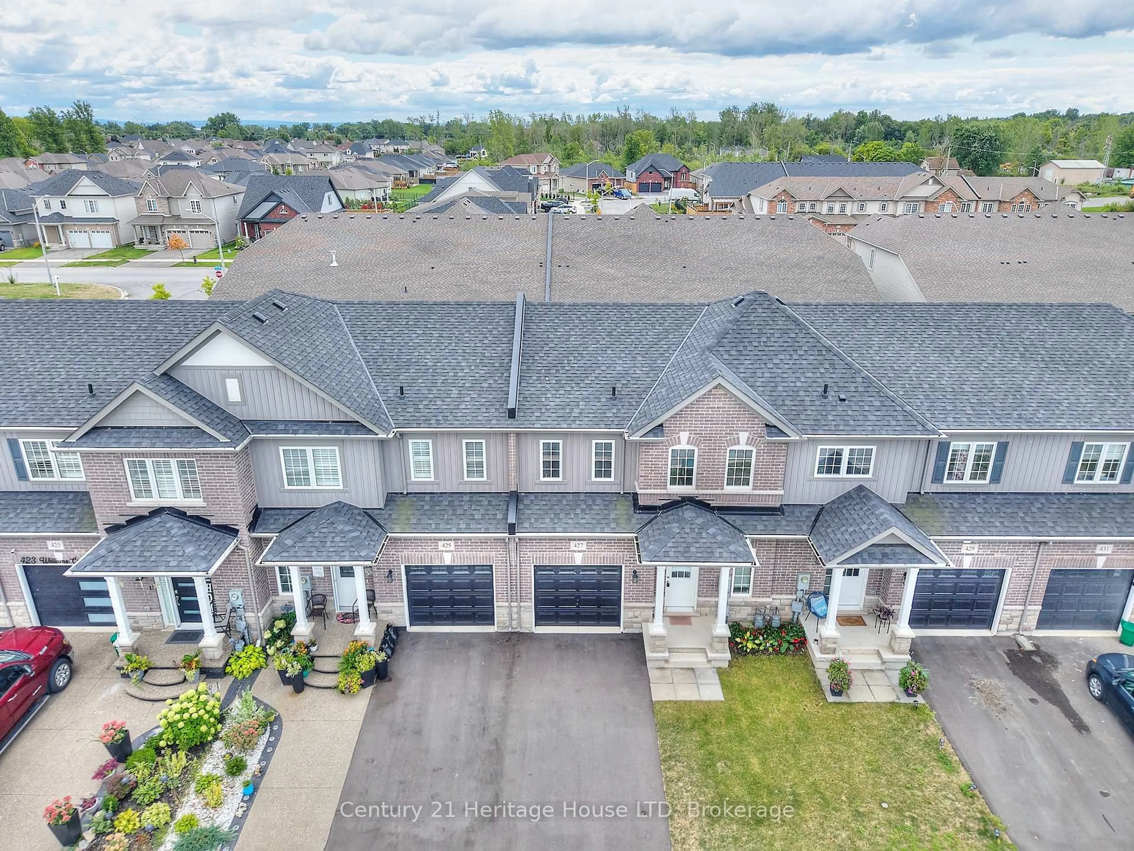 A pic from outside/outdoor area/front of a property/back of a property/a pic from drone, unknown for 427 Williams Cres, Fort Erie Ontario L2A 4P6