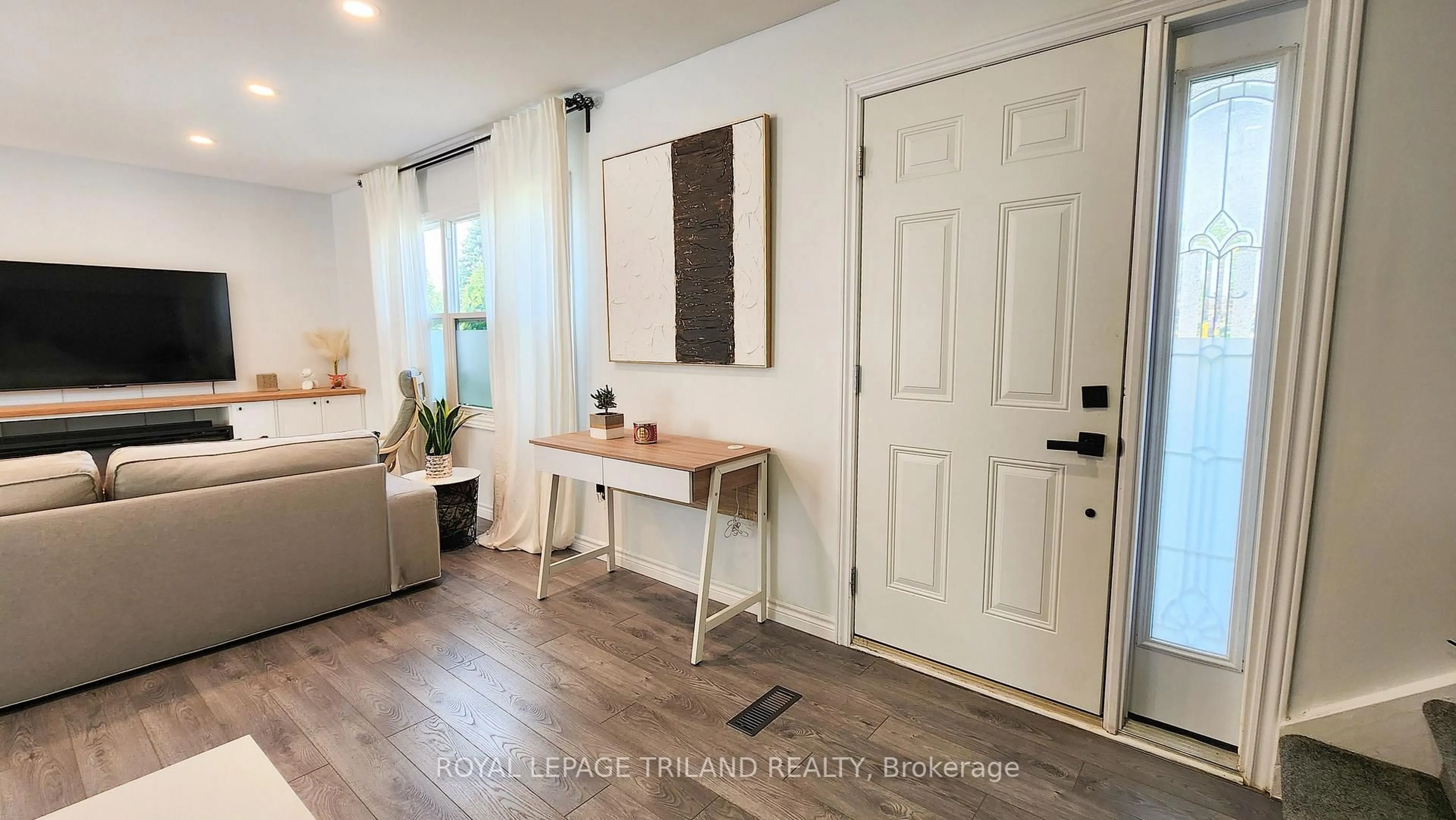 Indoor entryway for 51 Ashbury Ave, London South Ontario N6E 1S9