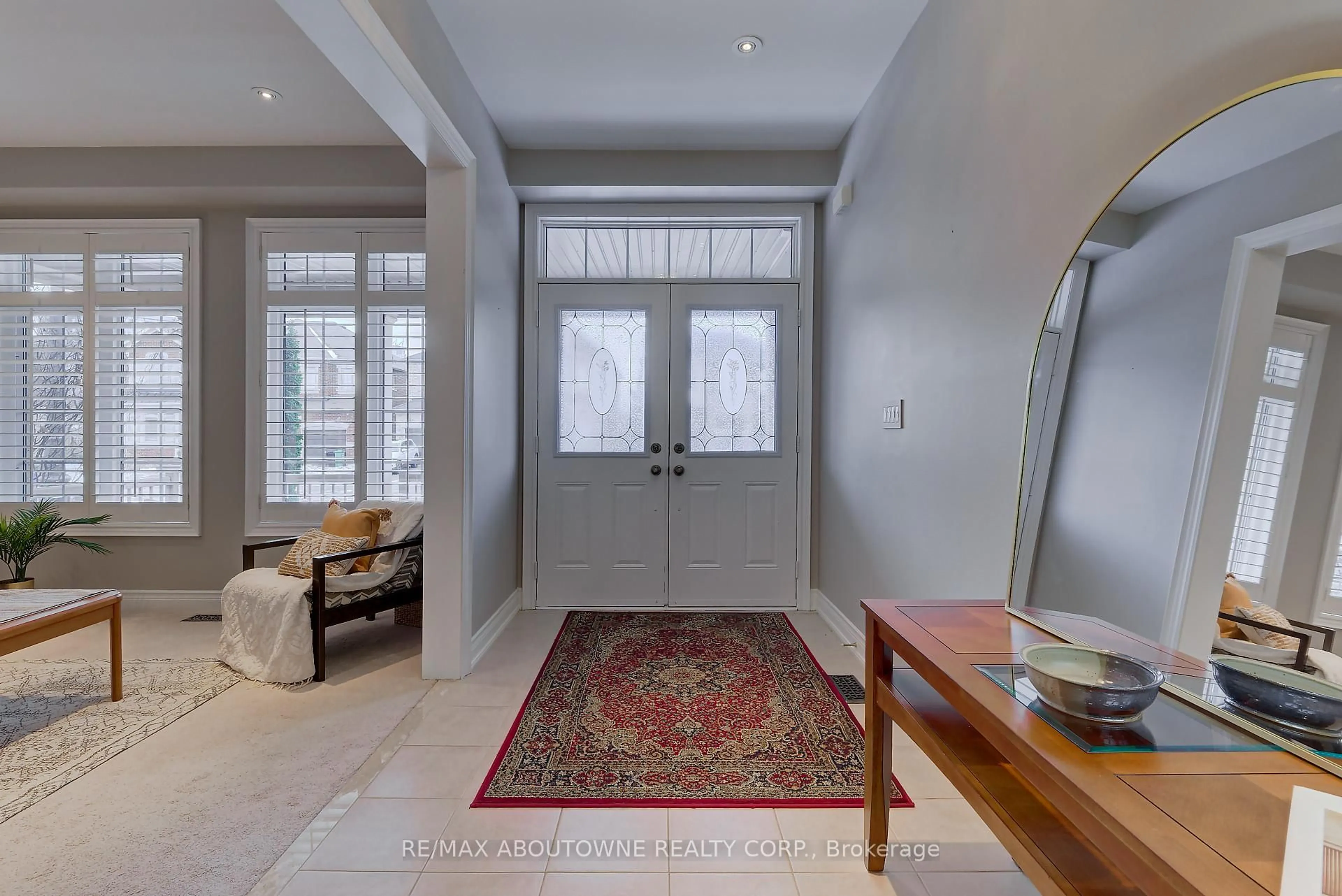 Indoor entryway for 174 Mcknight Ave, Hamilton Ontario L8B 0R4