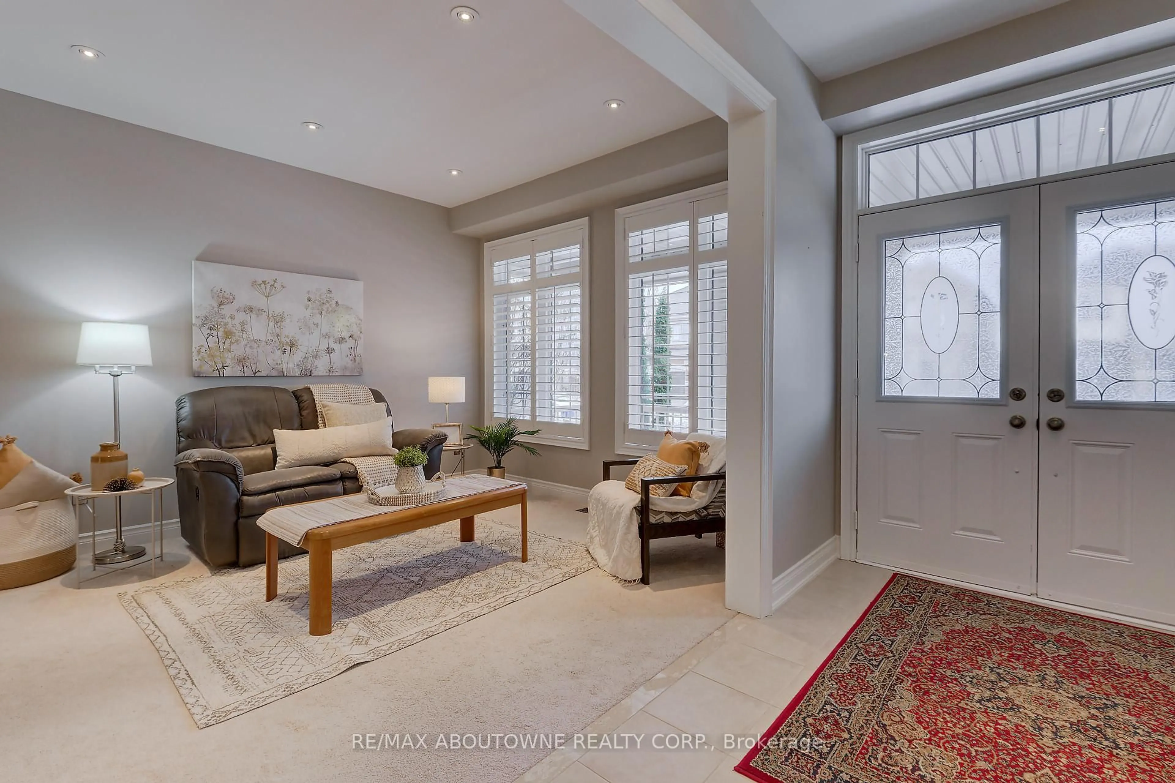 Living room with furniture, unknown for 174 Mcknight Ave, Hamilton Ontario L8B 0R4