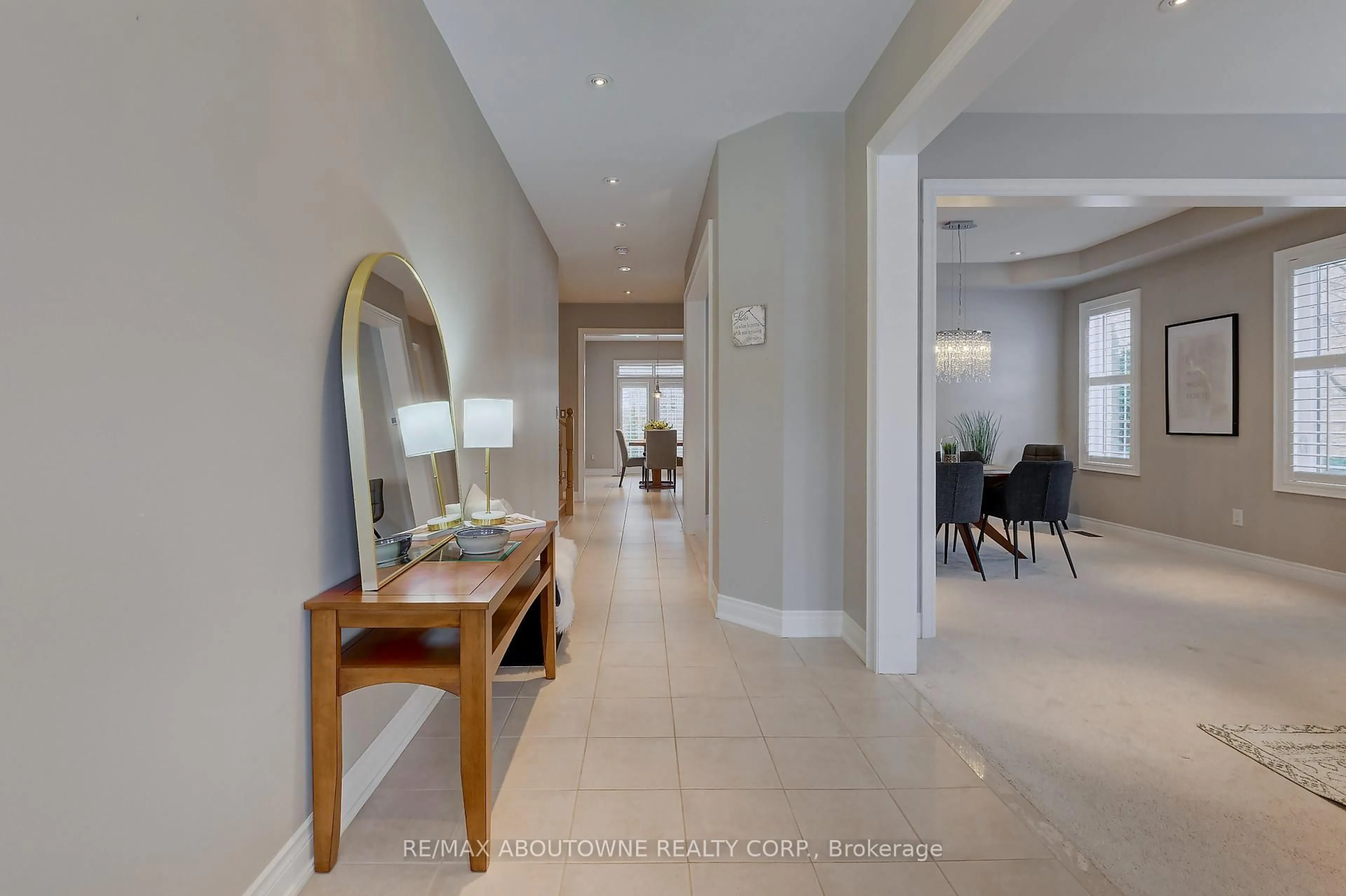 Indoor foyer for 174 Mcknight Ave, Hamilton Ontario L8B 0R4