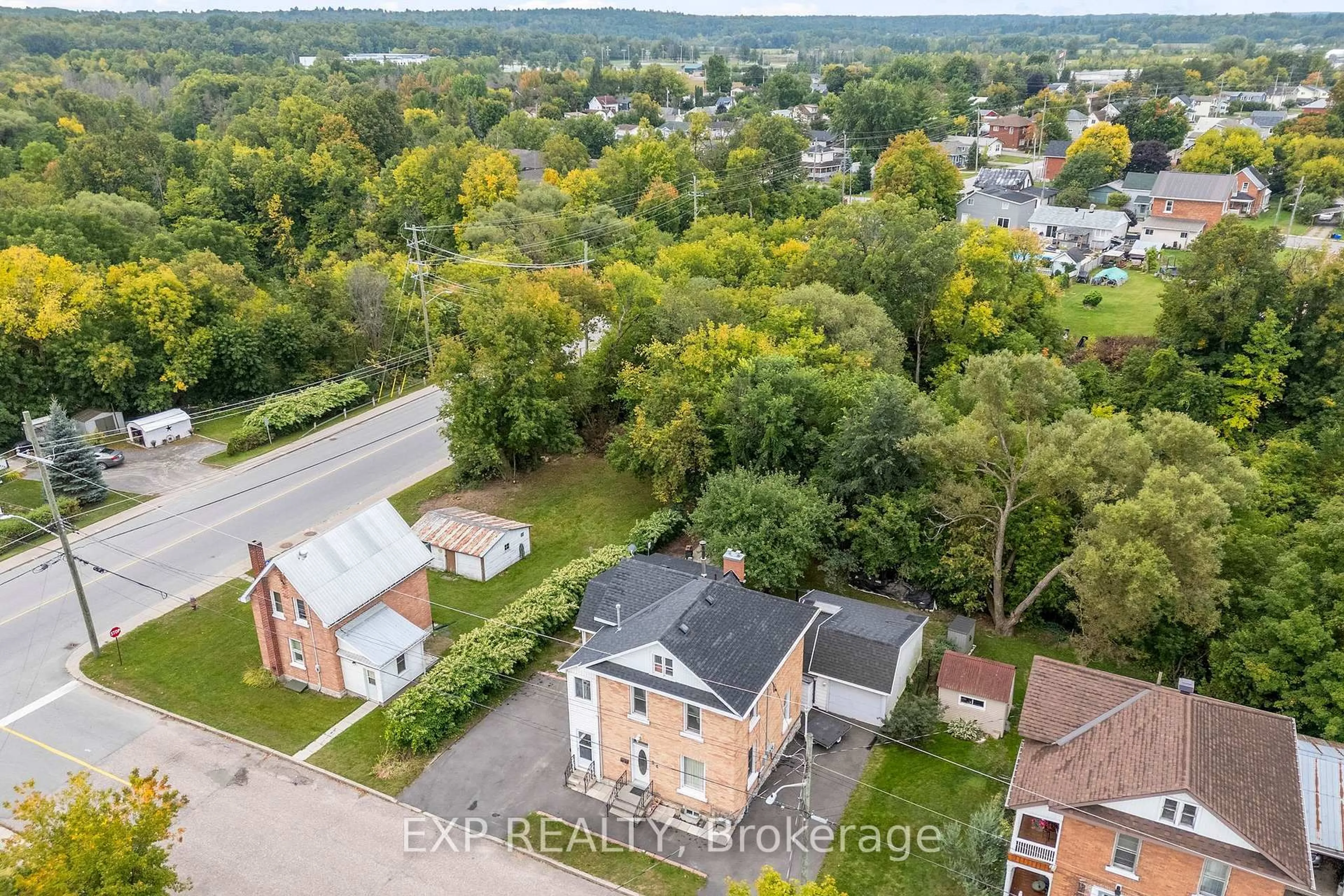 A pic from outside/outdoor area/front of a property/back of a property/a pic from drone, city buildings view from balcony for 84 Bank St, Renfrew Ontario K7V 2E2