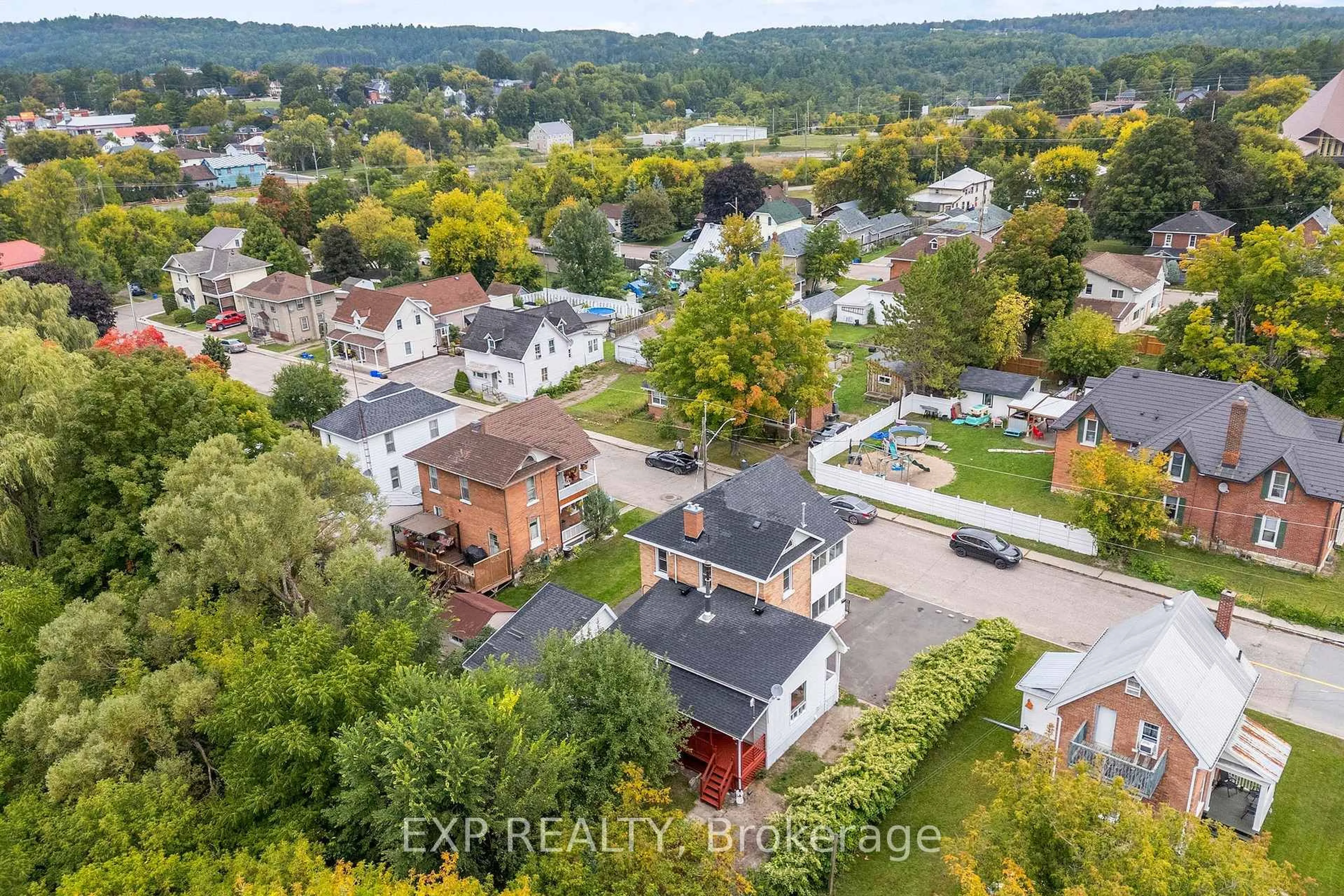 A pic from outside/outdoor area/front of a property/back of a property/a pic from drone, city buildings view from balcony for 84 Bank St, Renfrew Ontario K7V 2E2