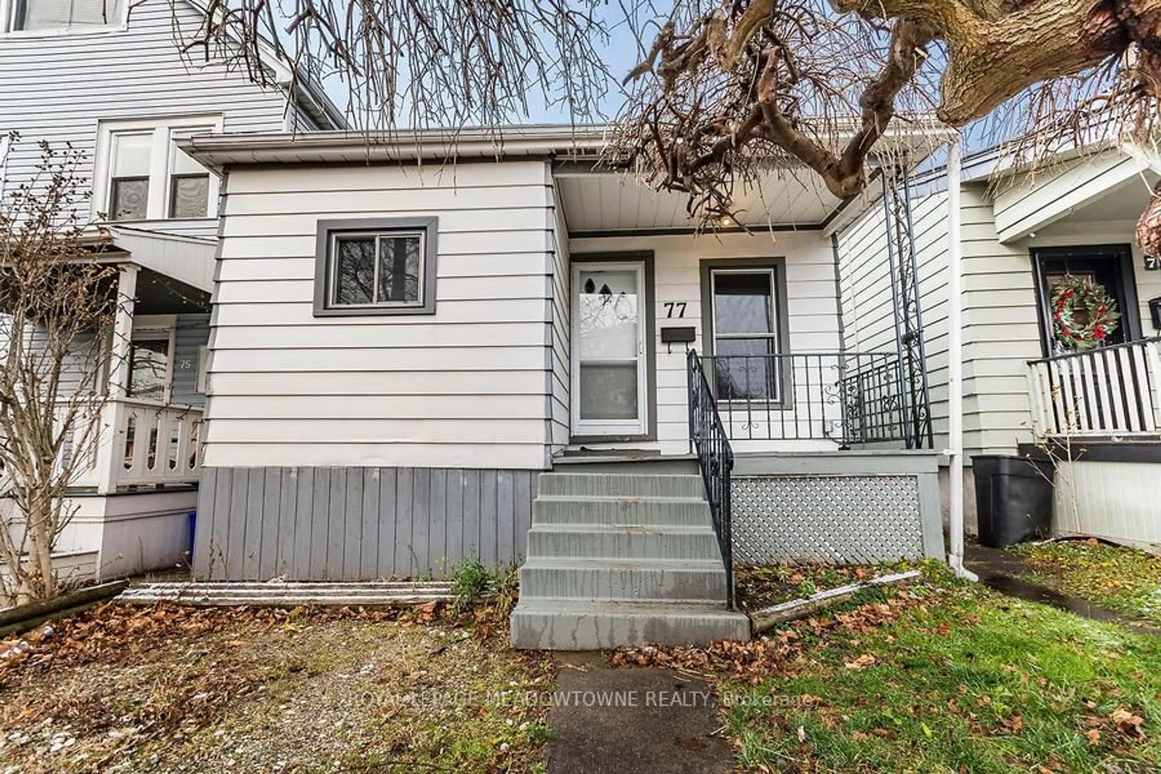 Home with vinyl exterior material, street for 77 Province St, Hamilton Ontario L8H 4H5