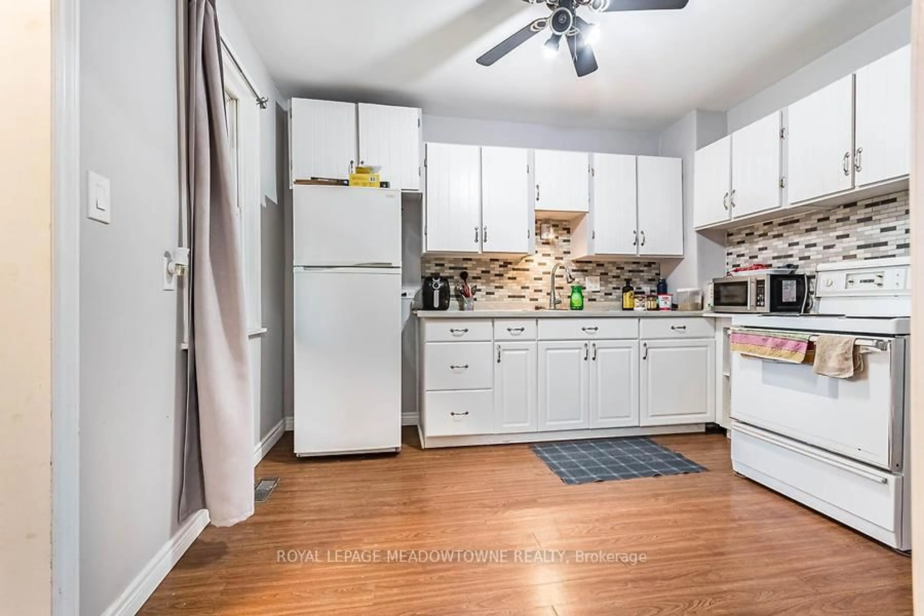 Standard kitchen, unknown for 77 Province St, Hamilton Ontario L8H 4H5