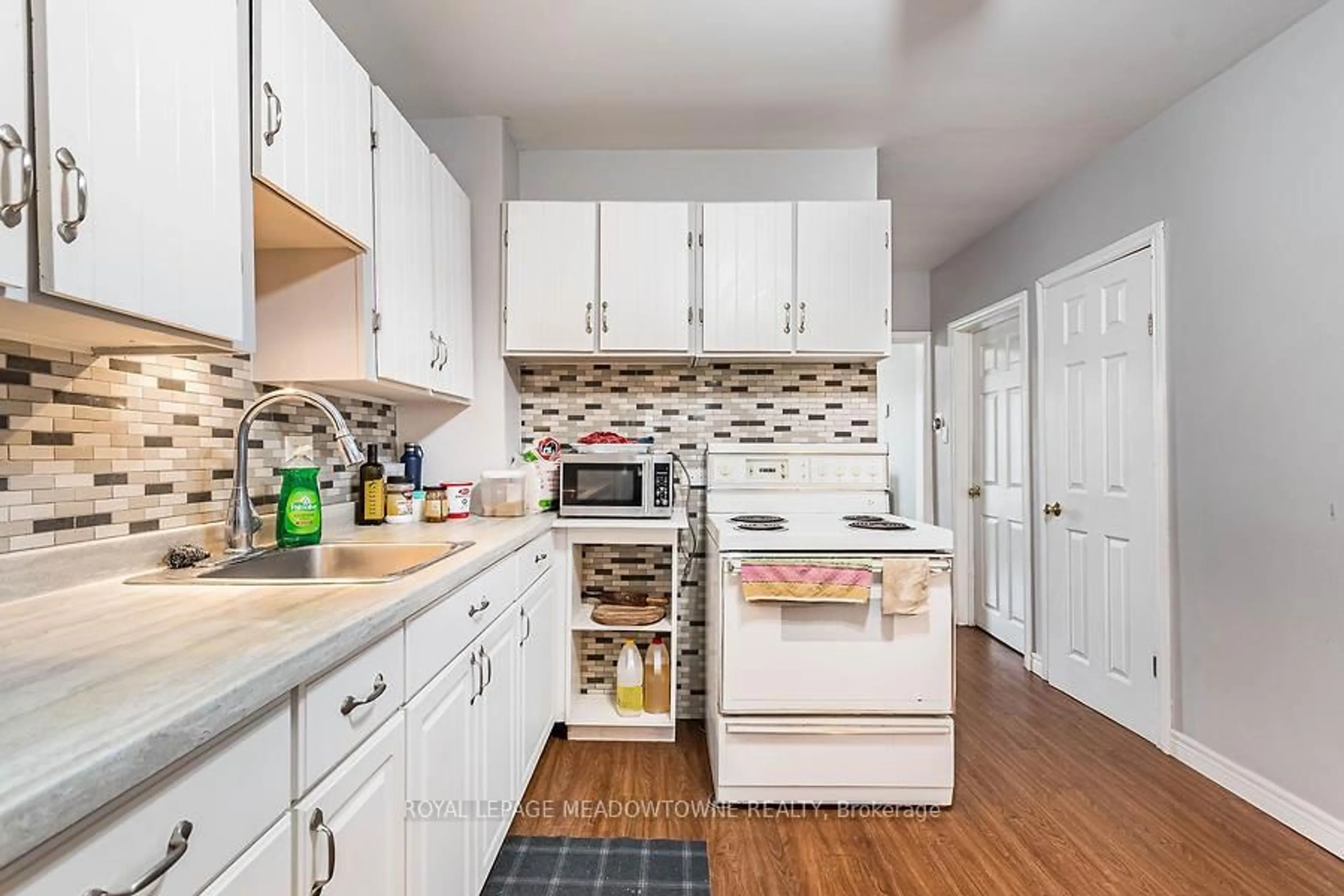 Standard kitchen, unknown for 77 Province St, Hamilton Ontario L8H 4H5