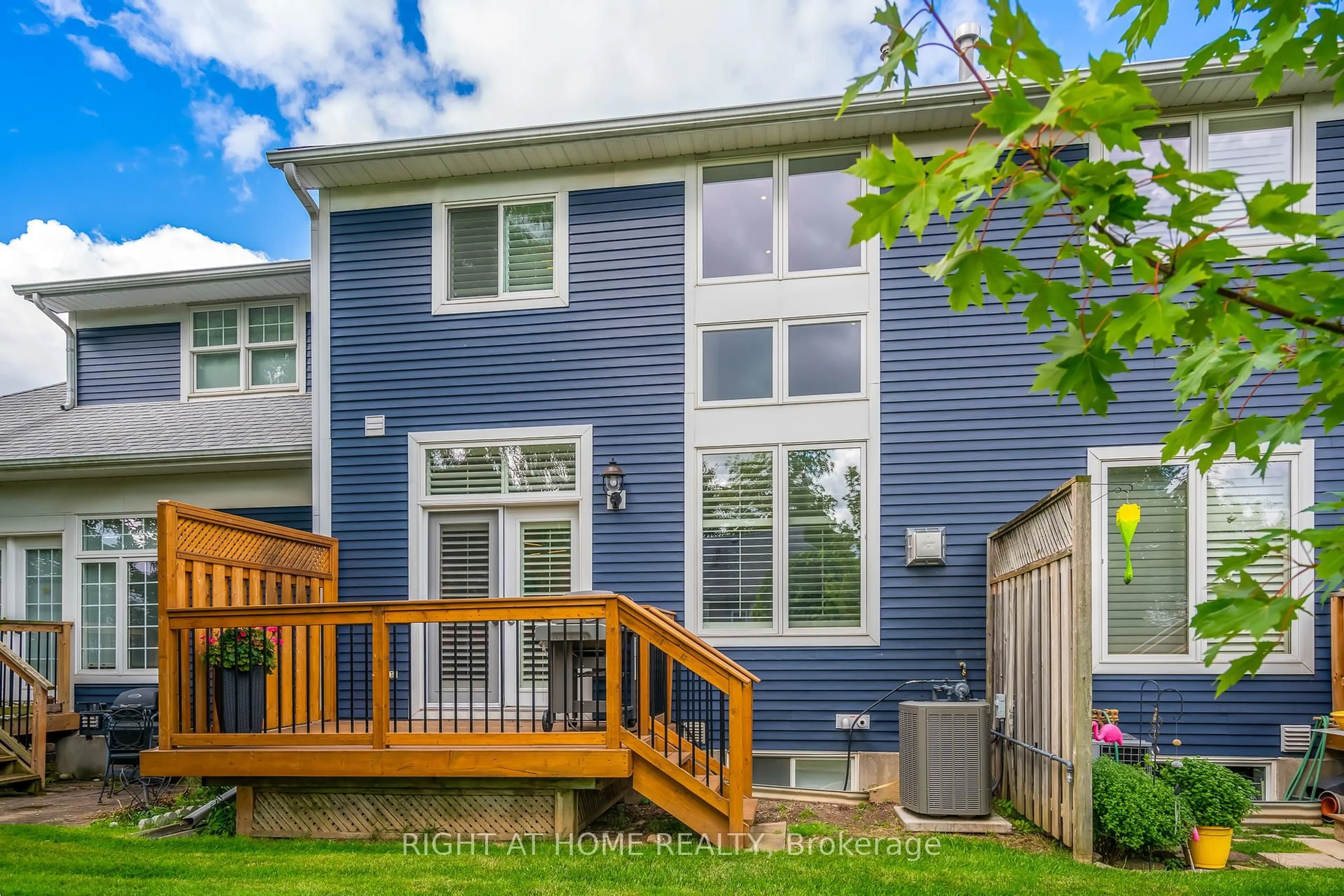 Home with vinyl exterior material, street for 88 Lakeport Rd #33, St. Catharines Ontario L2N 4P8