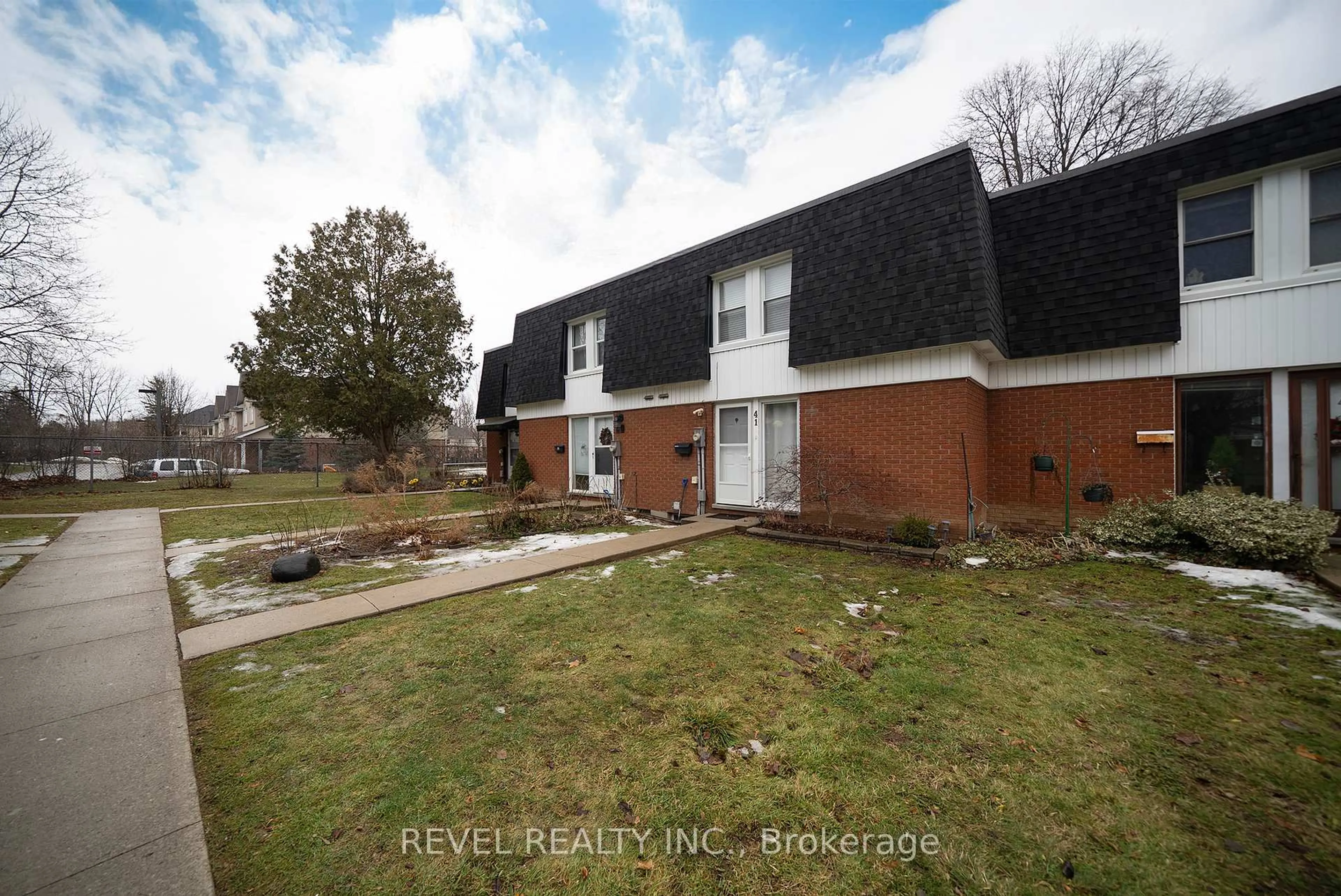 A pic from outside/outdoor area/front of a property/back of a property/a pic from drone, unknown for 273 Elgin St #41, Brantford Ontario N3S 5B2