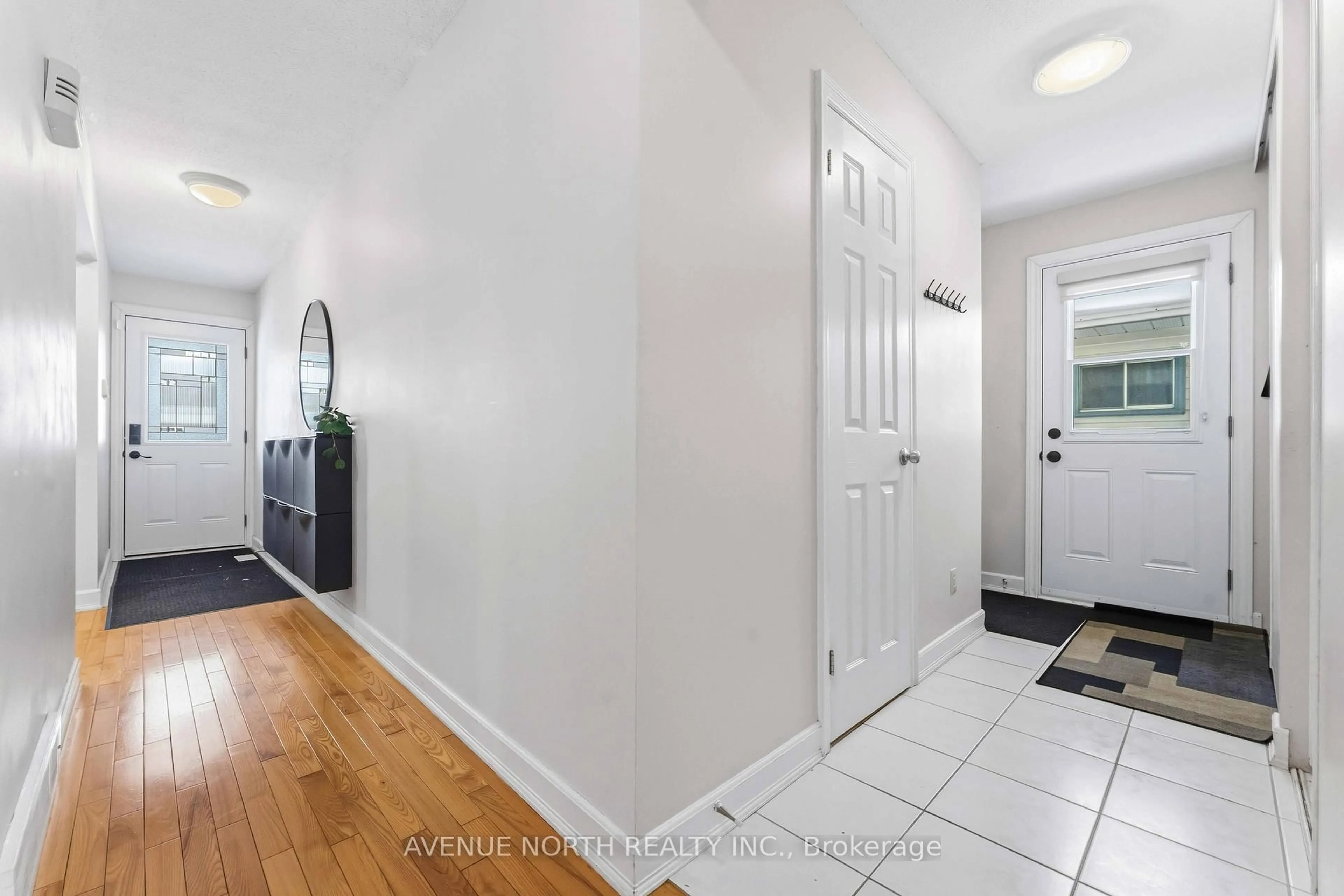 Indoor entryway for 1017 Arrowhead Pl, Ottawa Ontario K1C 2S5