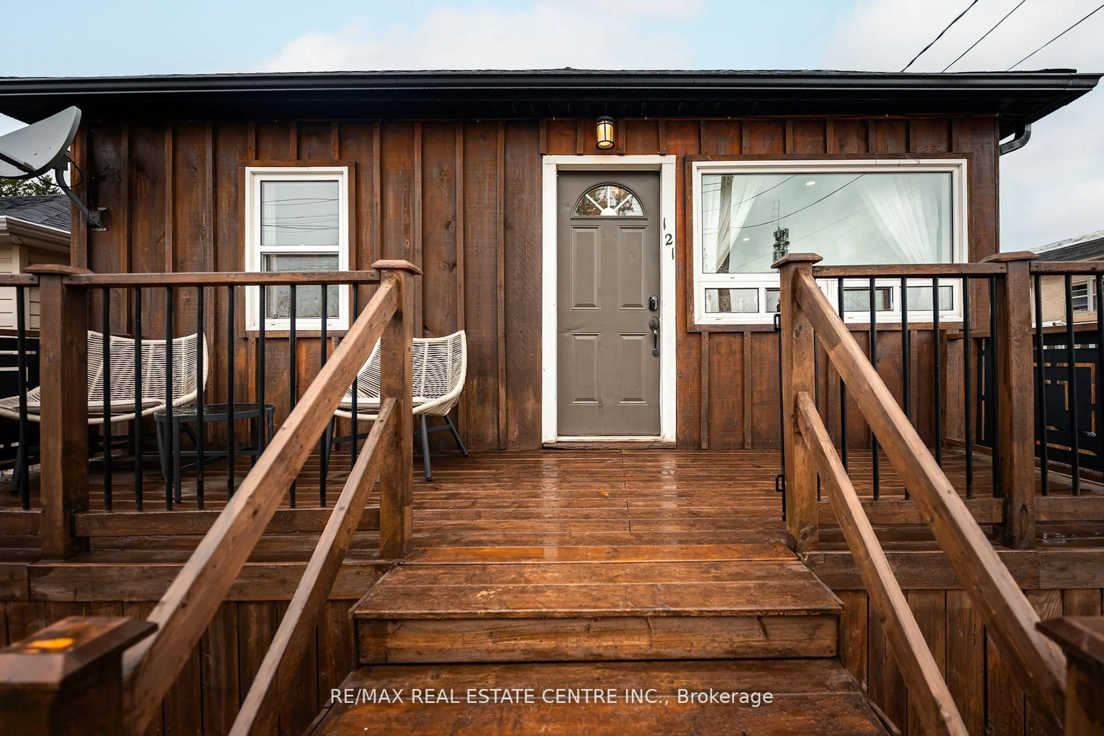 Indoor entryway for 121 Proton St, Southgate Ontario N0C 1B0