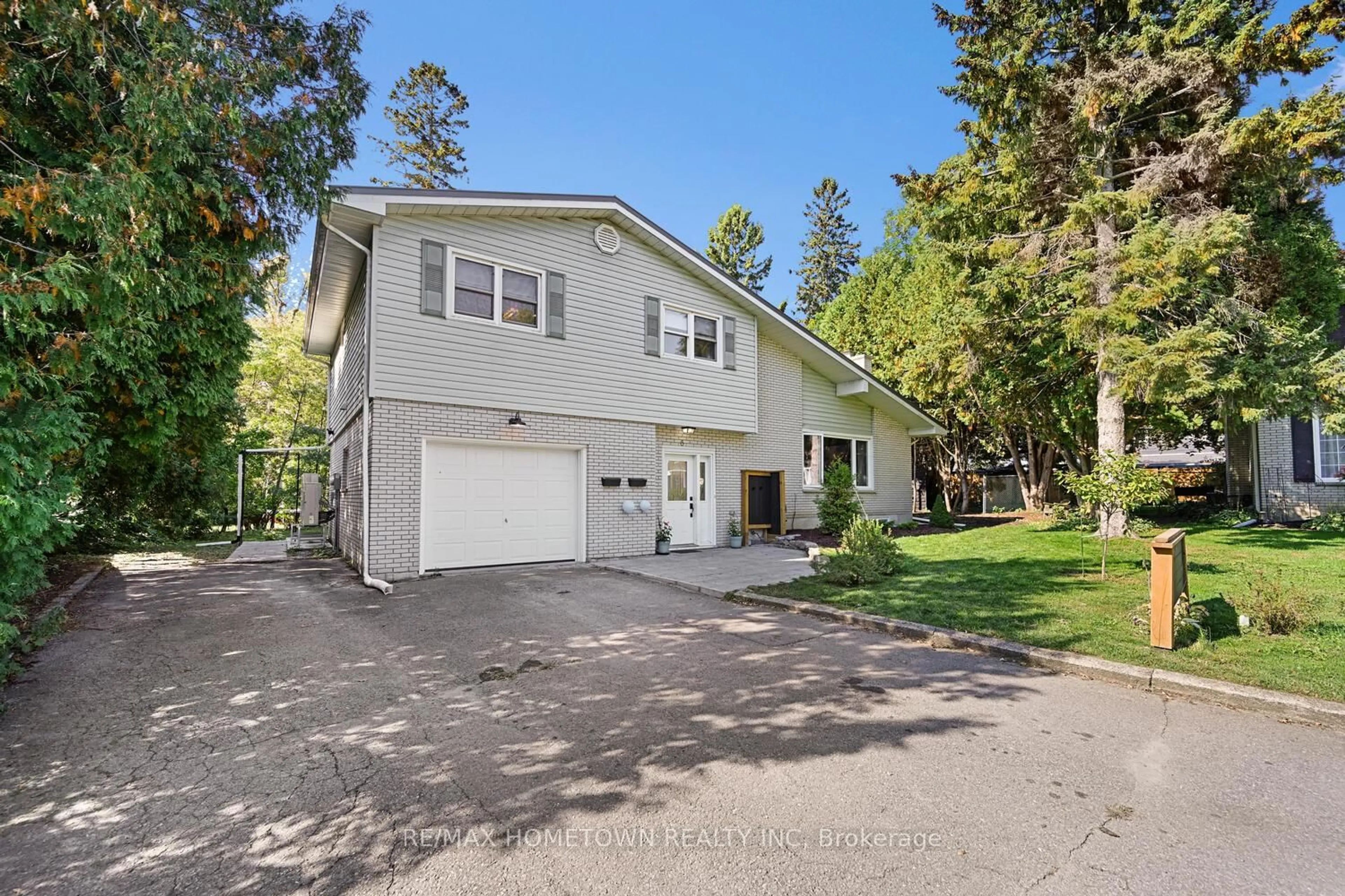 Home with vinyl exterior material, street for 6 Maplewood Circ, Brockville Ontario K6V 1N4