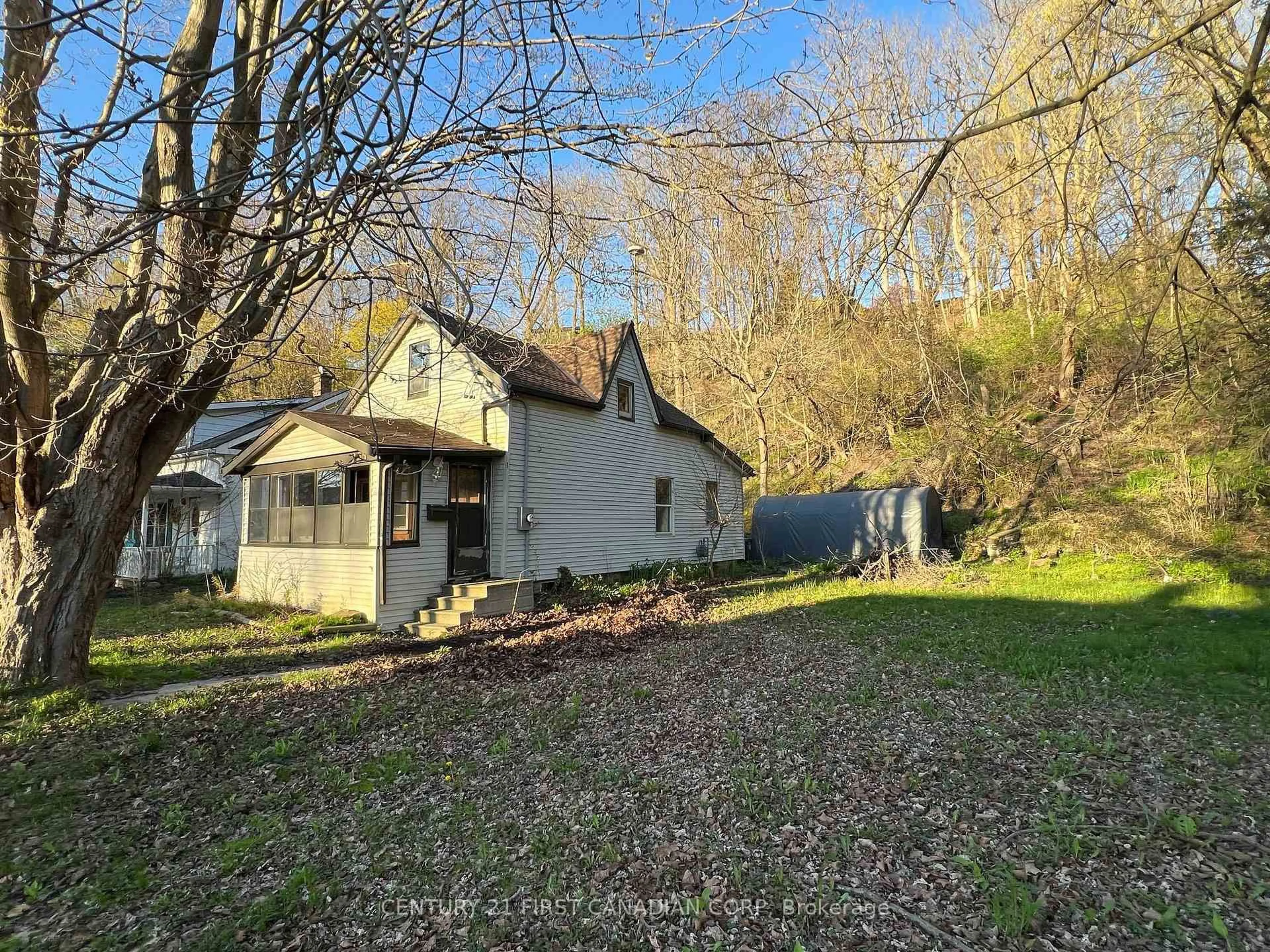 A pic from outside/outdoor area/front of a property/back of a property/a pic from drone, unknown for 205 Orchard St, Central Elgin Ontario N5L 1C4