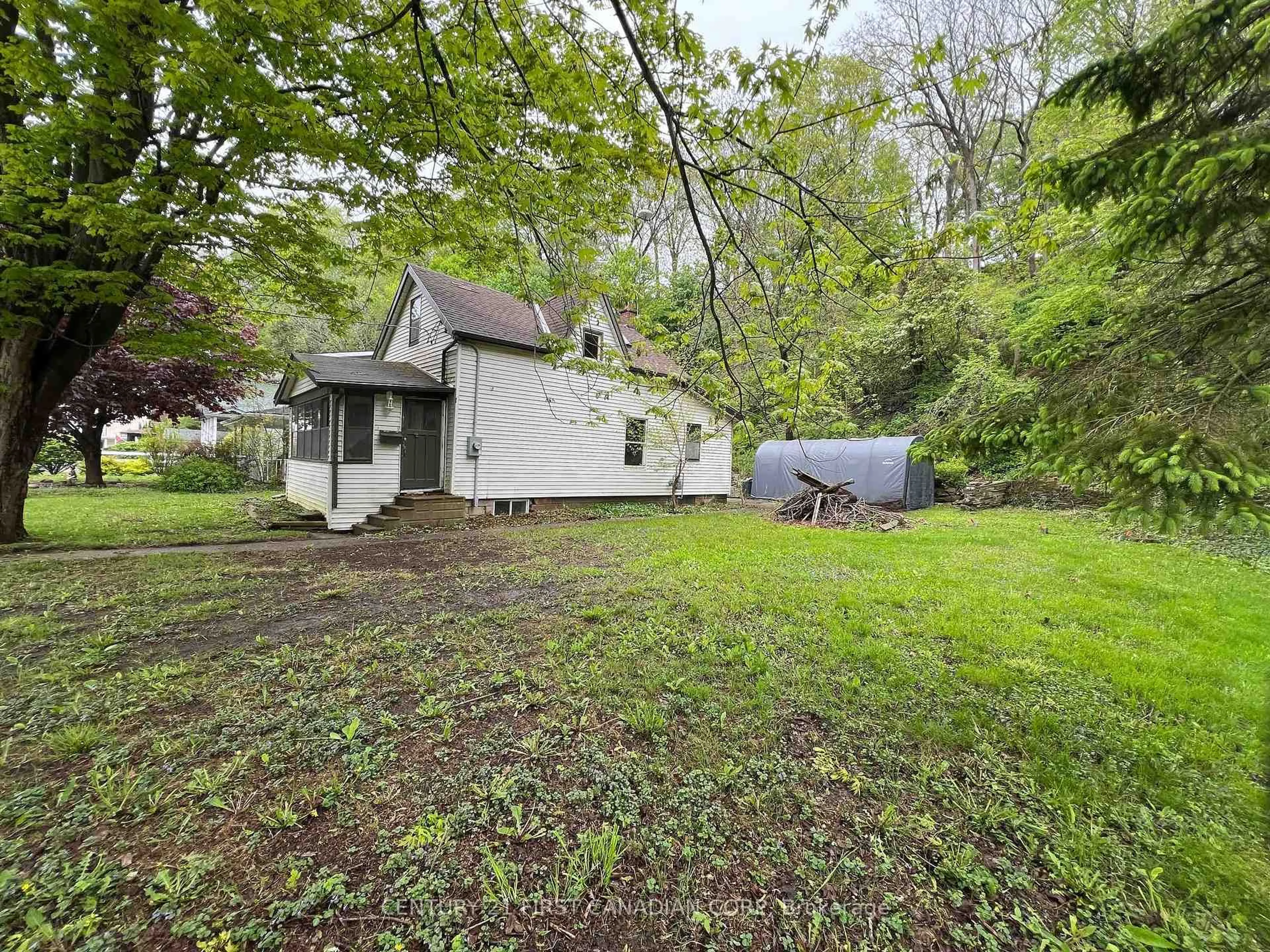 A pic from outside/outdoor area/front of a property/back of a property/a pic from drone, street for 205 Orchard St, Central Elgin Ontario N5L 1C4