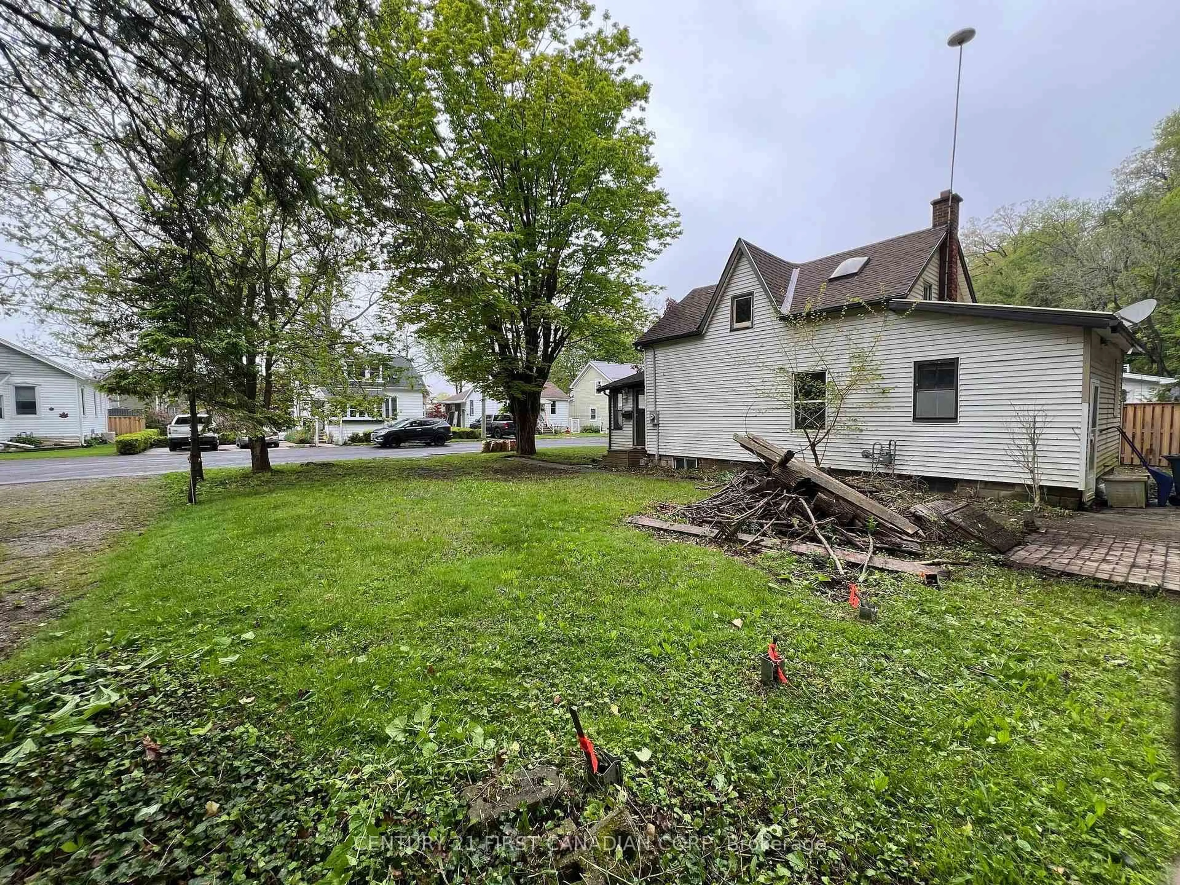 A pic from outside/outdoor area/front of a property/back of a property/a pic from drone, street for 205 Orchard St, Central Elgin Ontario N5L 1C4