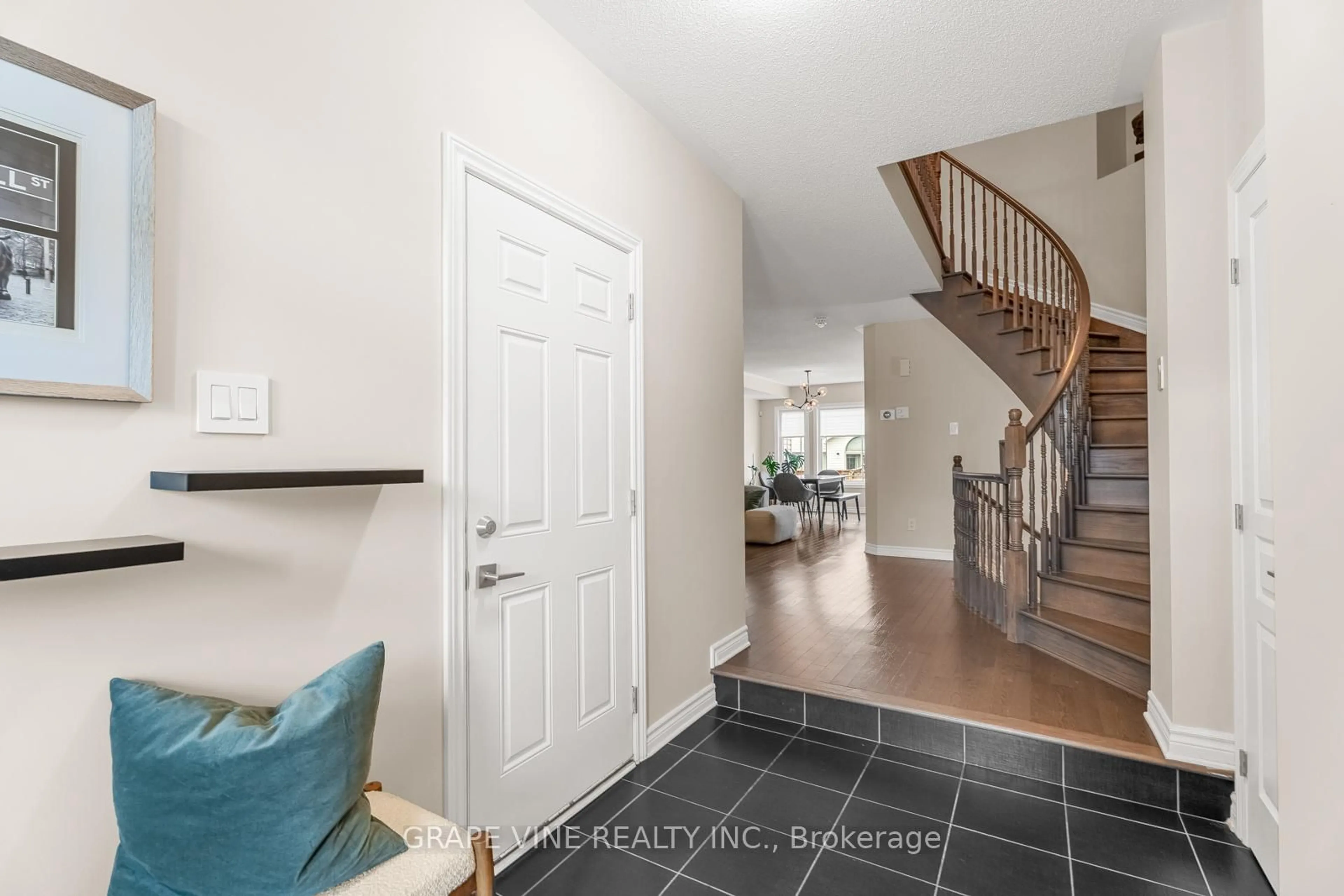 Indoor entryway for 568 Voie Du Pin Rouge Way, Ottawa Ontario K1W 0C4