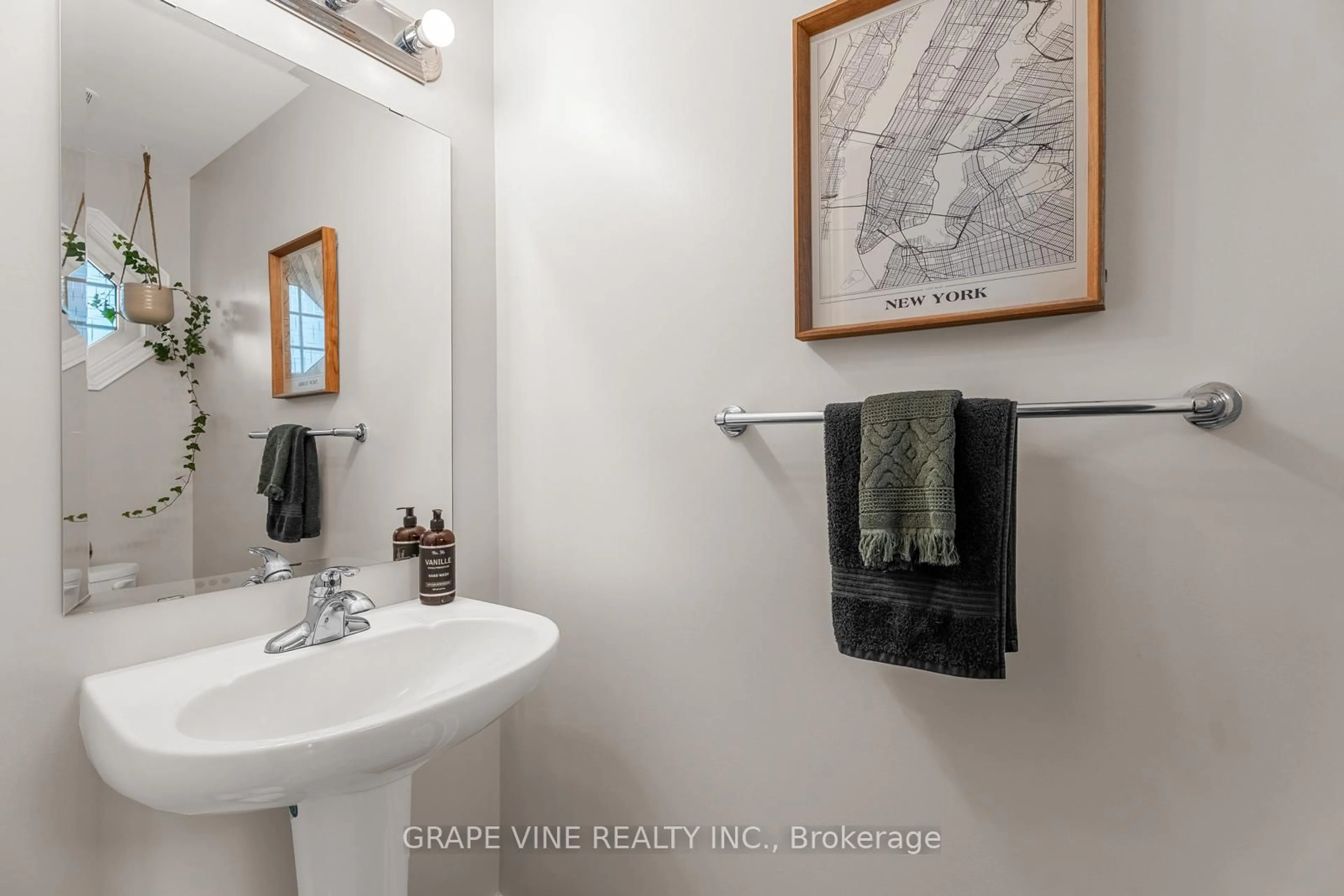 Standard bathroom, ceramic/tile floor for 568 Voie Du Pin Rouge Way, Ottawa Ontario K1W 0C4