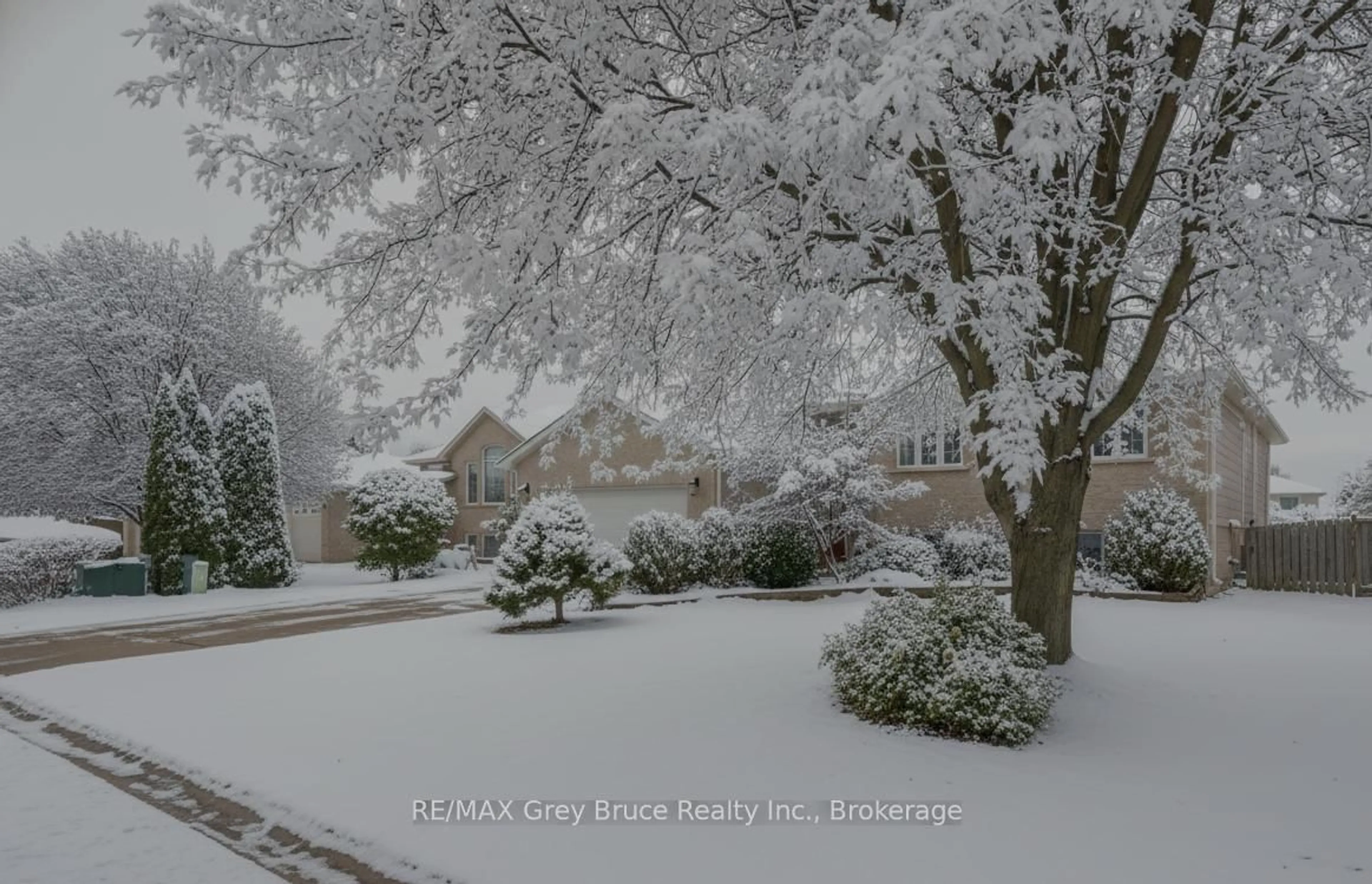 Blurry image for 958 Highland St, Saugeen Shores Ontario N0H 2C2